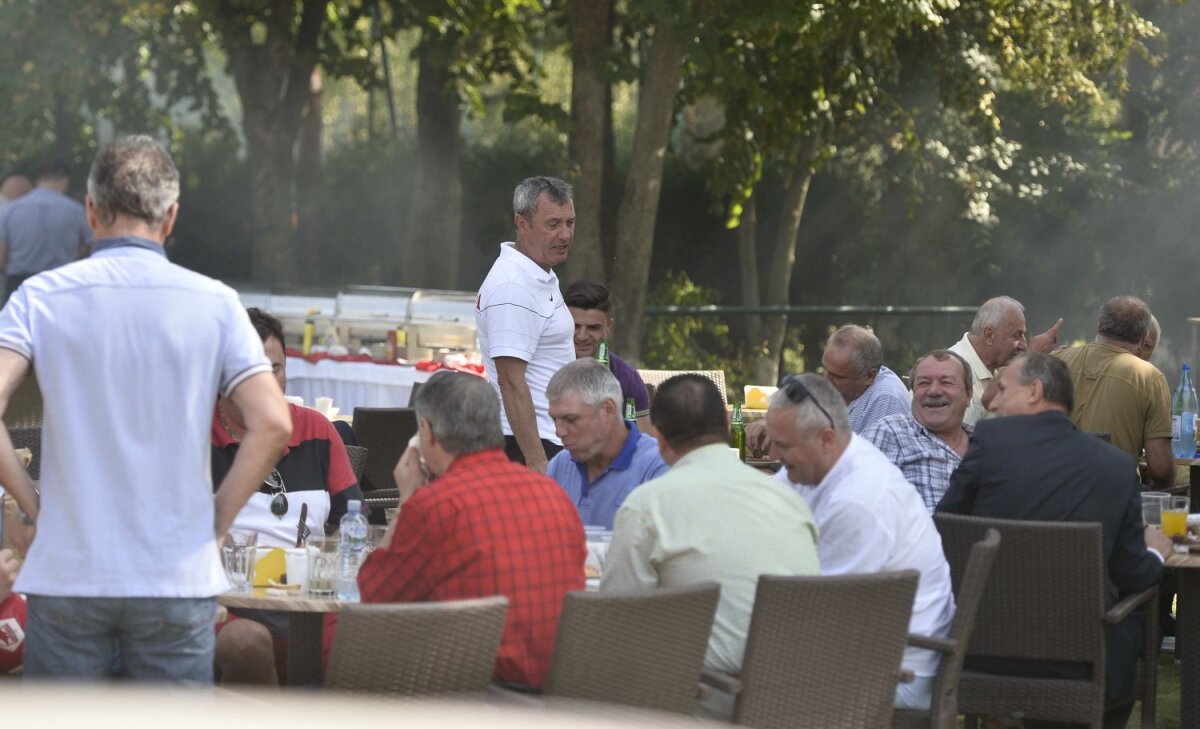 FOTO Dinastia "cîinilor" » Dinamoviștii au fost vizitați în cantonament de gloriile clubului