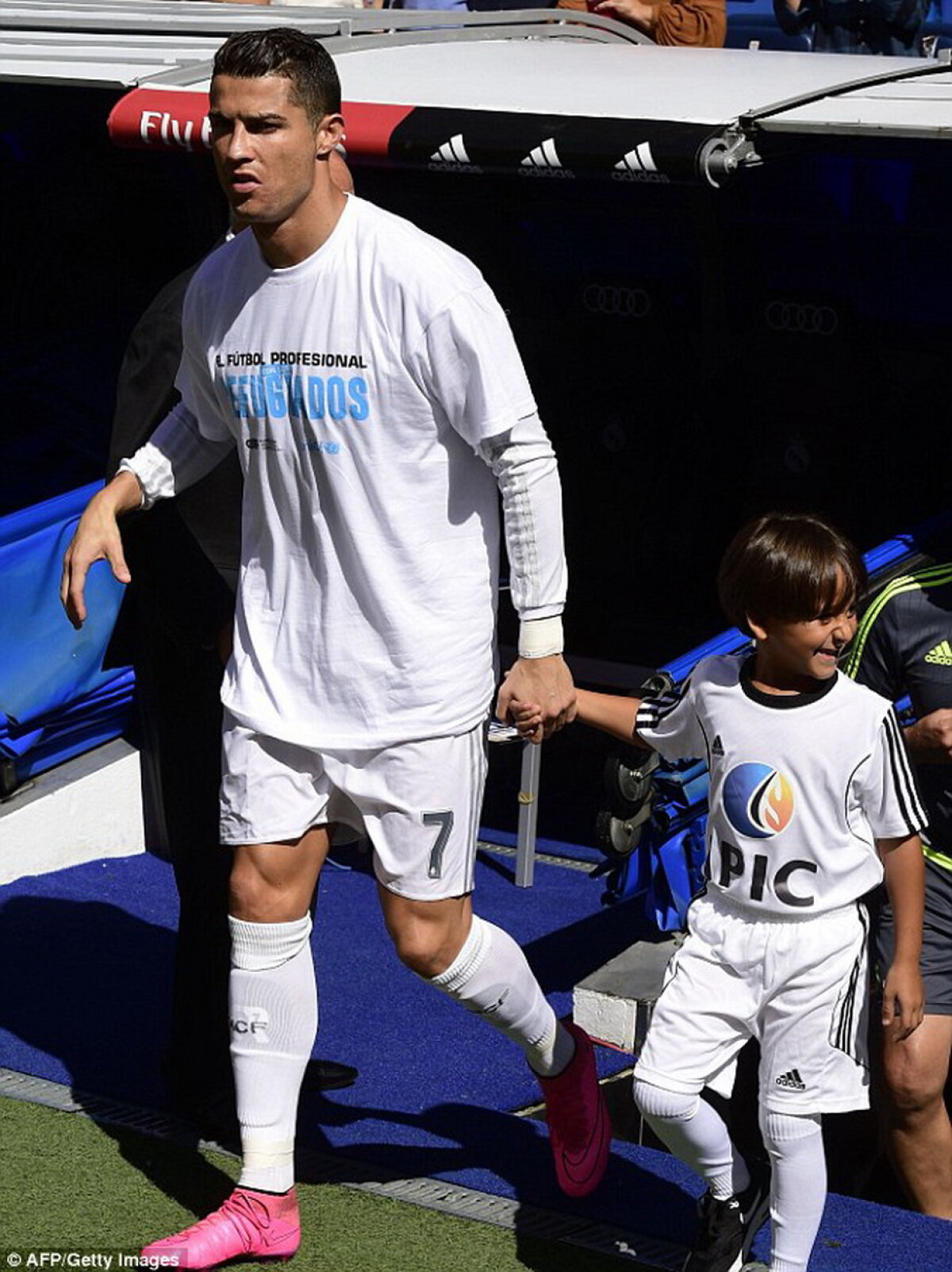 Gest emoţionant făcut de Cristiano Ronaldo cu un copil din Siria