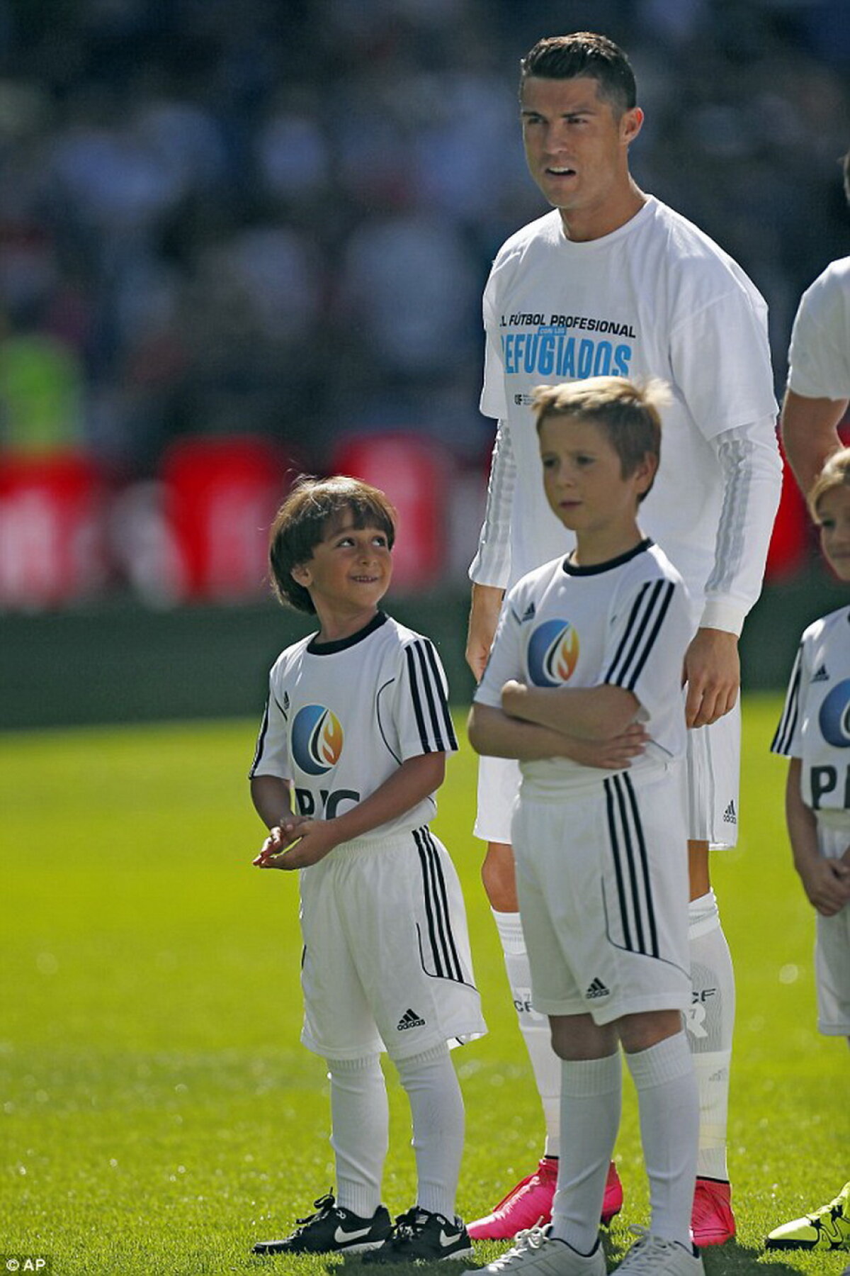 Gest emoţionant făcut de Cristiano Ronaldo cu un copil din Siria