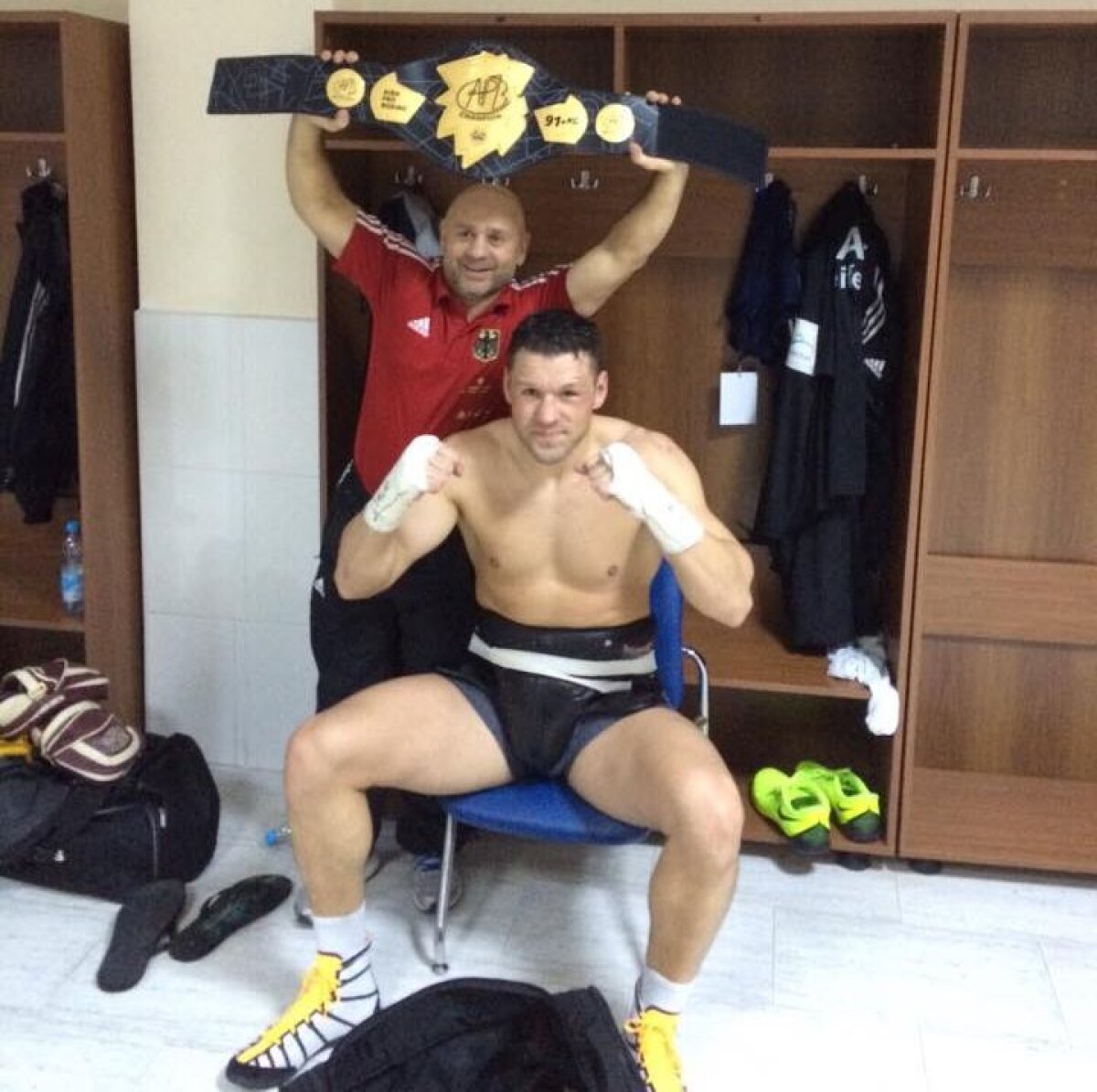 Piticul cu inima mare » Adversarul olimpicului Mihai Nistor pentru titlul mondial APB este antrenat de un român: Zoltan Lunka