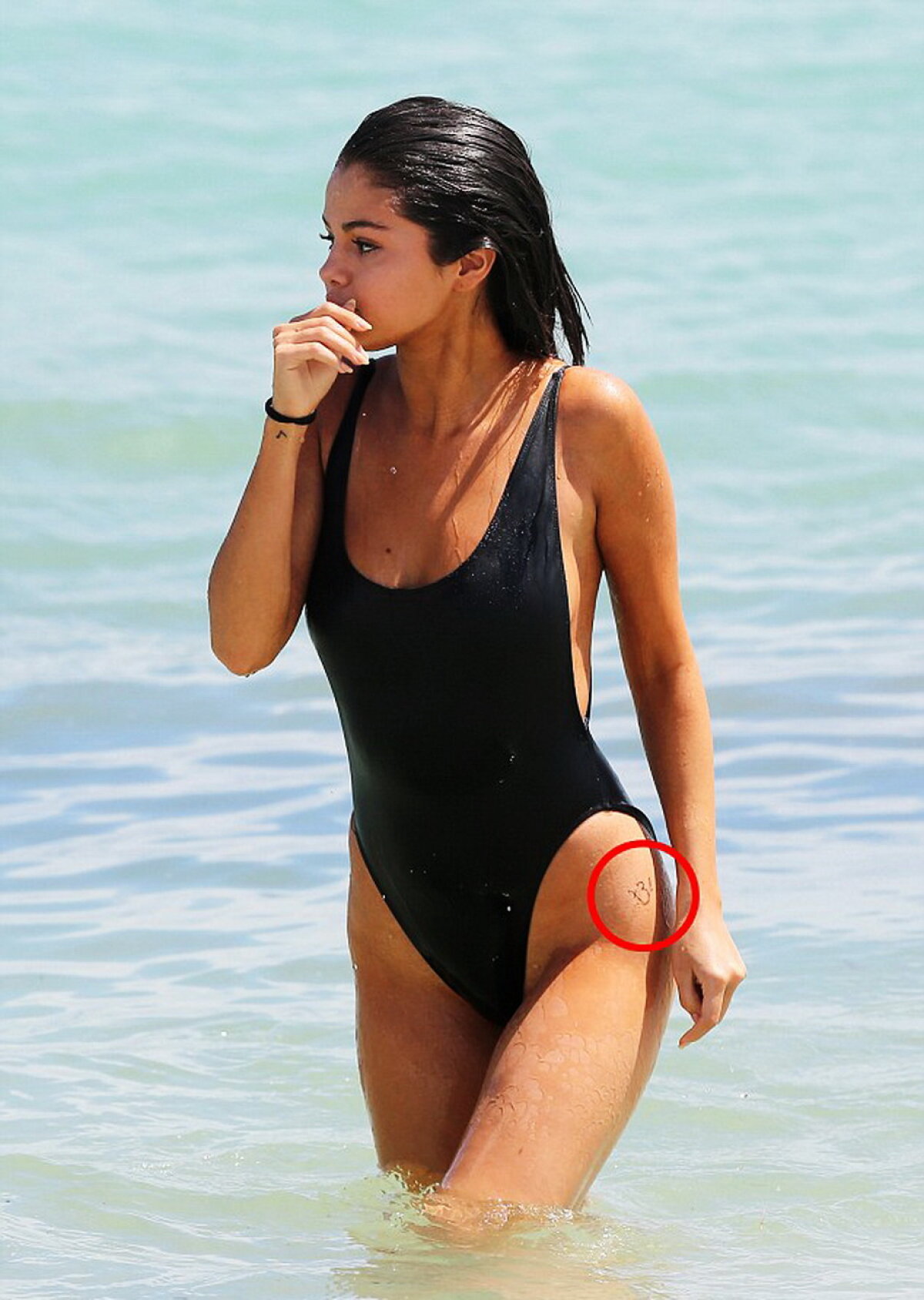 Justin Bieber va plînge! Uite cît de hot este Selena Gomez în ultima apriţie la plajă