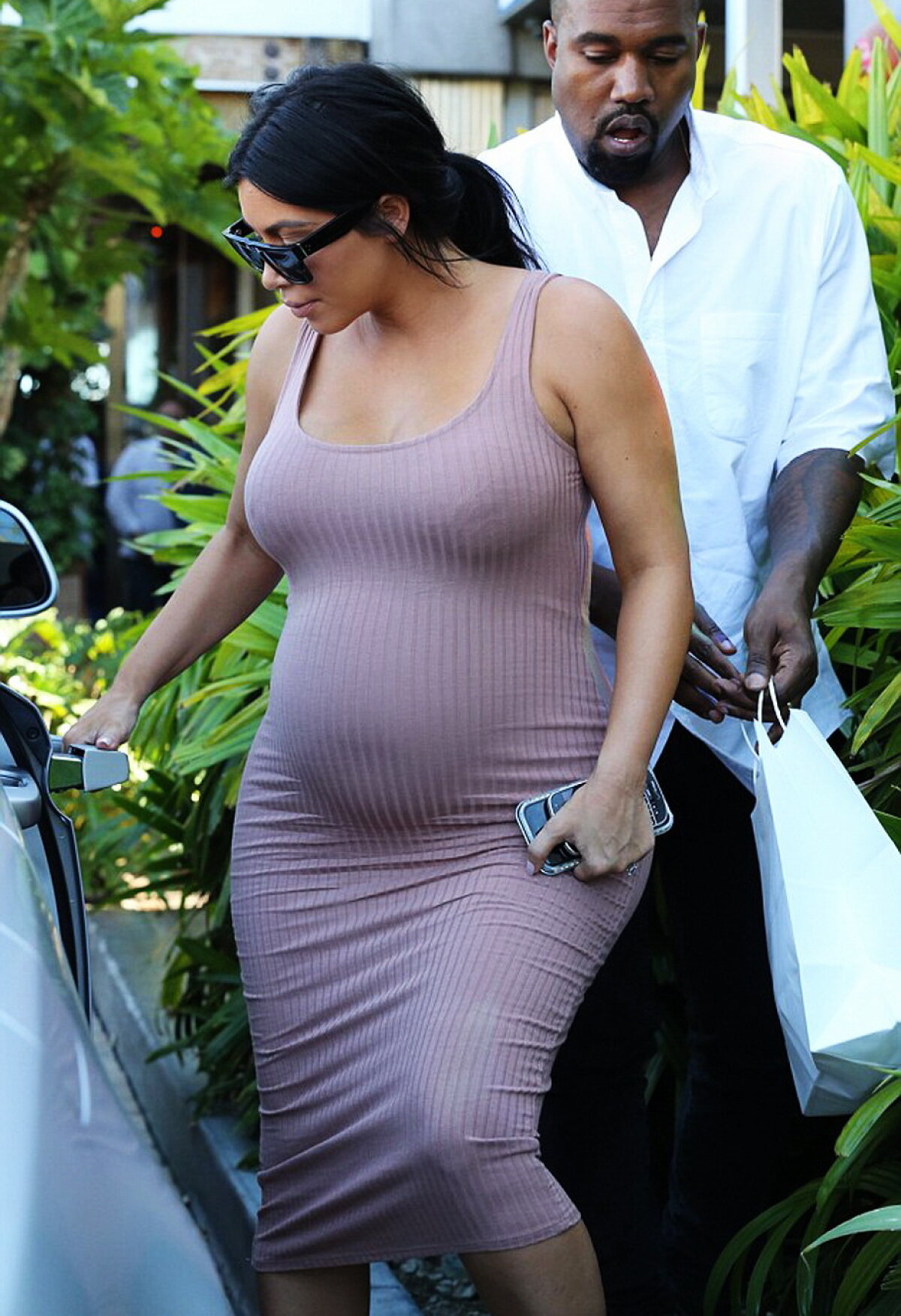 Cu cît sarcina evoluează, cu atît Kim Kardashian se îmbracă mai mulat! Vezi ce rochie a ales să poarte