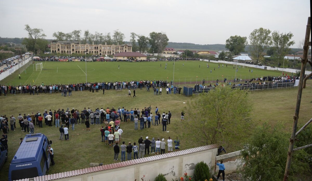 FOTO Fotbal în comuna lui Bucă și Desculțu » Unirea Brînceni a strîns la 0-5 cu Astra tot atîția spectatori cîți a avut Steaua cu Chiajna pe Arena Națională 