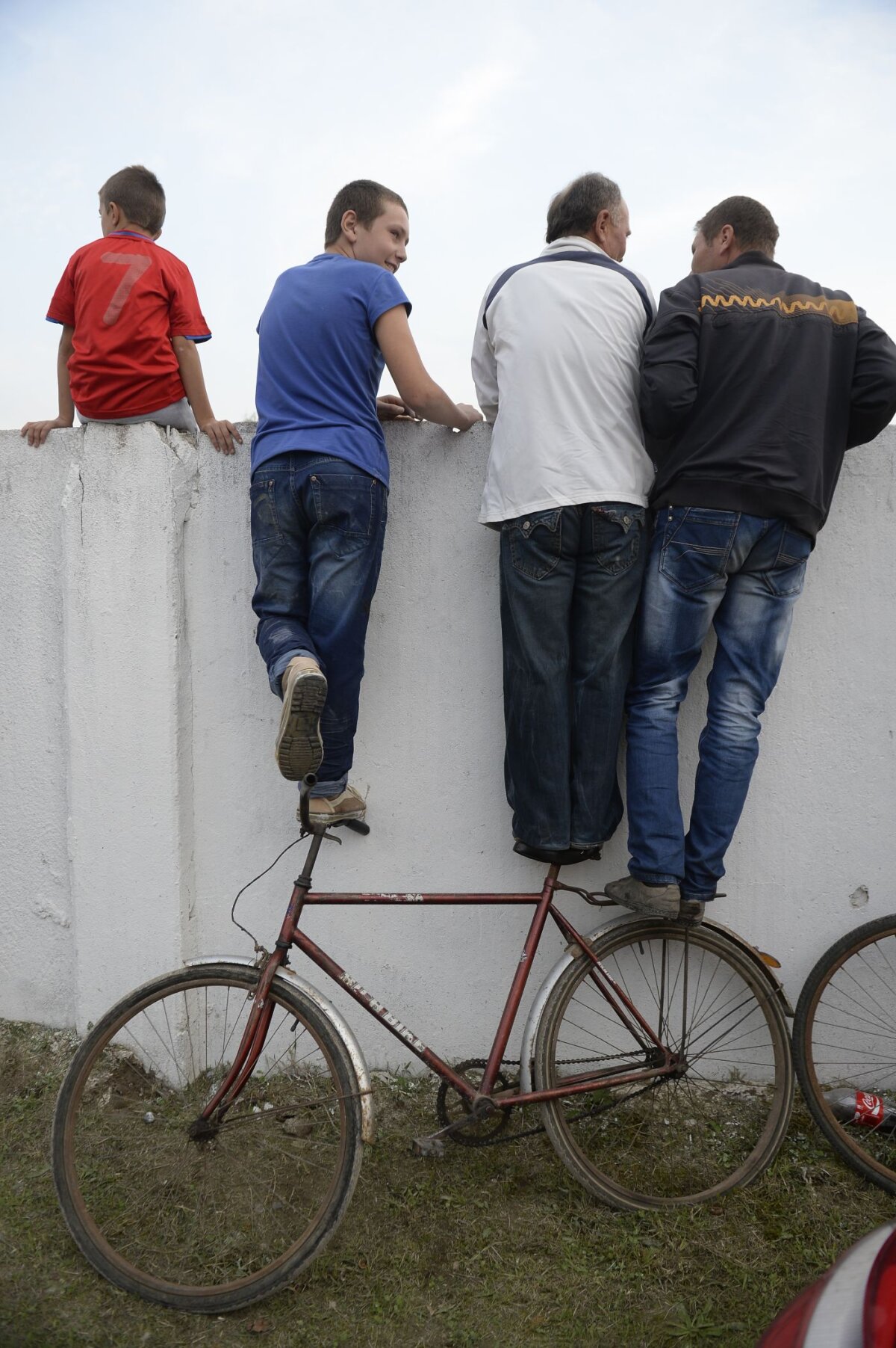 FOTO Fotbal în comuna lui Bucă și Desculțu » Unirea Brînceni a strîns la 0-5 cu Astra tot atîția spectatori cîți a avut Steaua cu Chiajna pe Arena Națională 