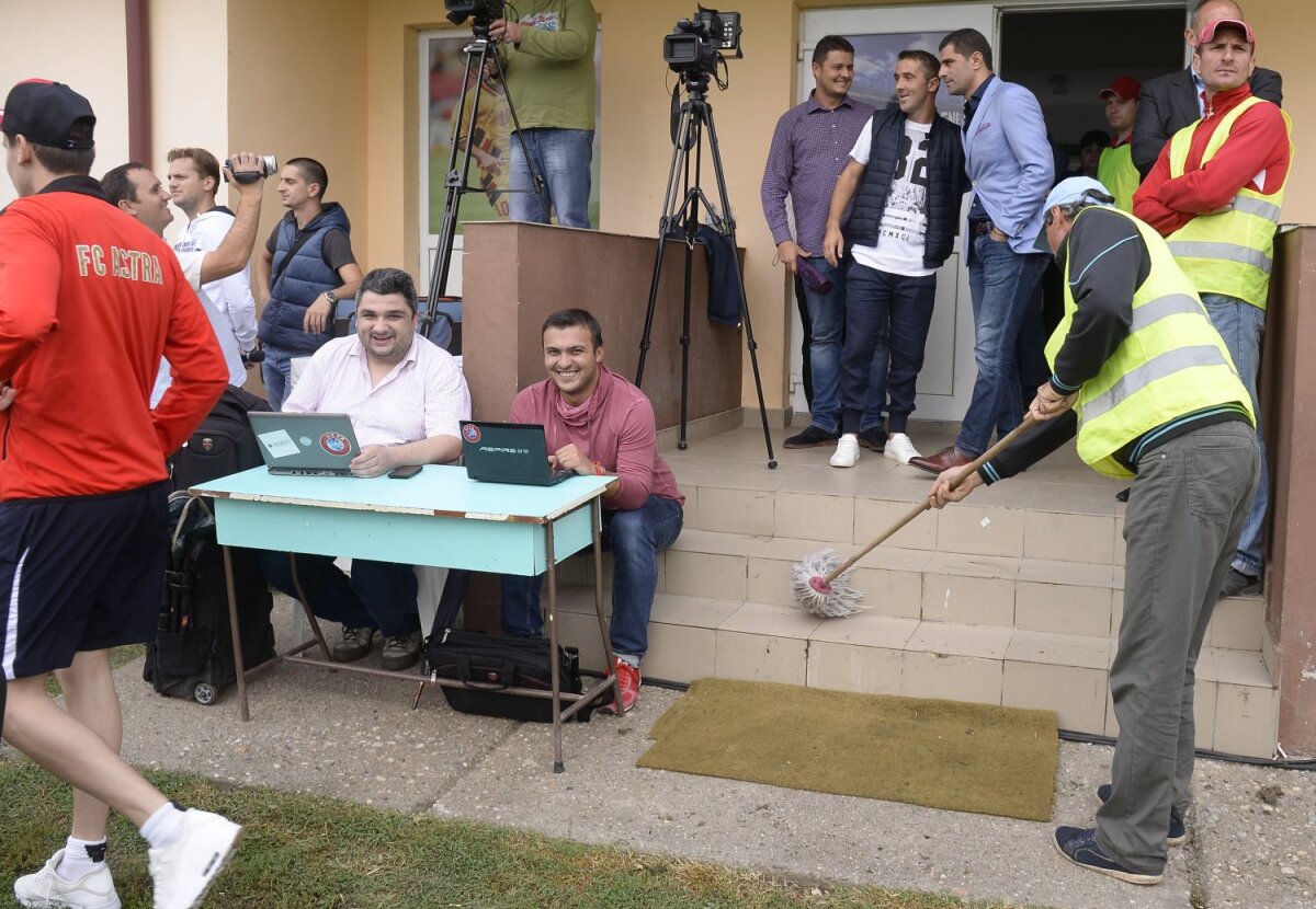 FOTO Fotbal în comuna lui Bucă și Desculțu » Unirea Brînceni a strîns la 0-5 cu Astra tot atîția spectatori cîți a avut Steaua cu Chiajna pe Arena Națională 