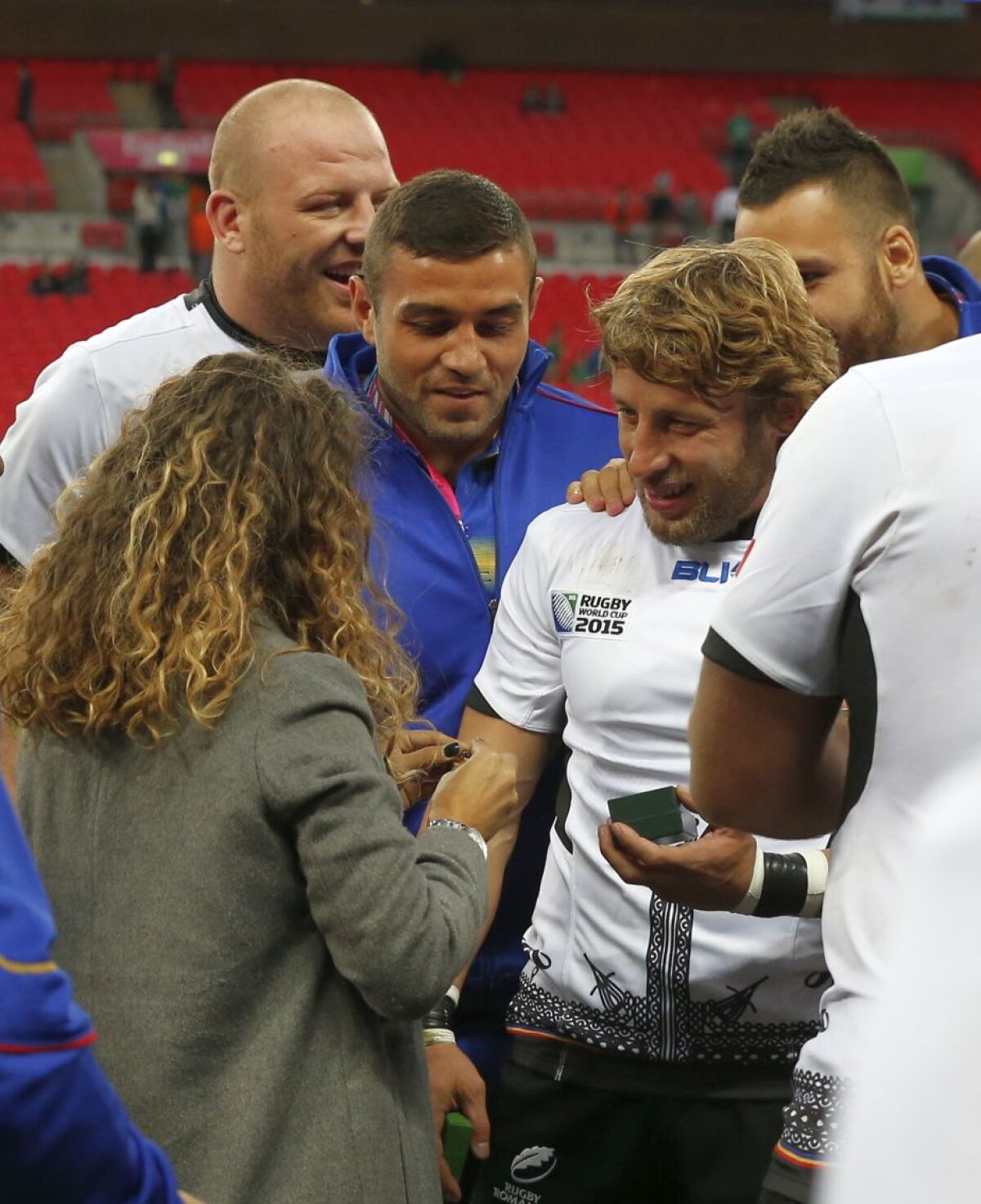 VIDEO + FOTO În genunchi pe Wembley: un jucător român de rugby și-a cerut iubita de soție la meciul cu Irlanda