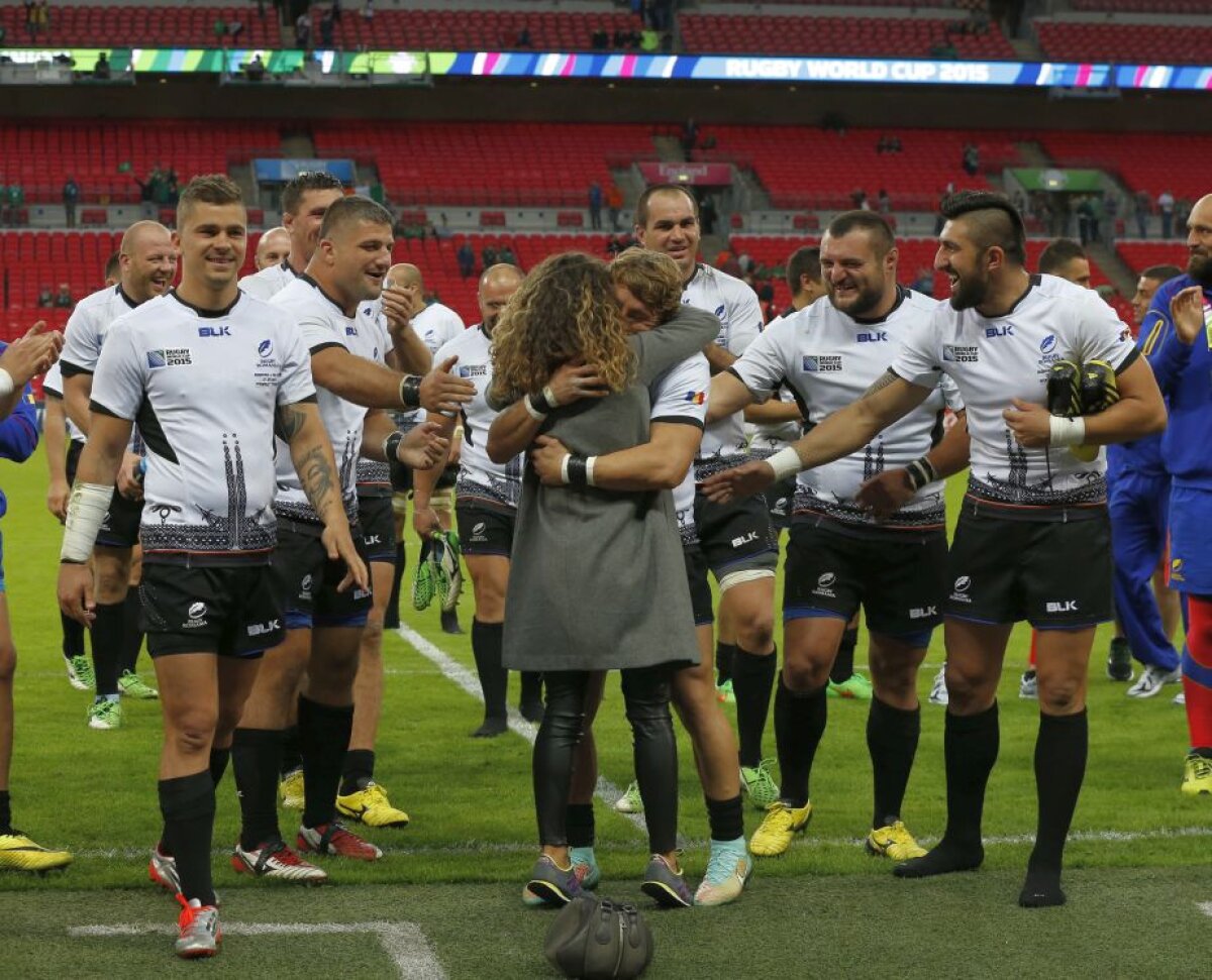 VIDEO + FOTO În genunchi pe Wembley: un jucător român de rugby și-a cerut iubita de soție la meciul cu Irlanda