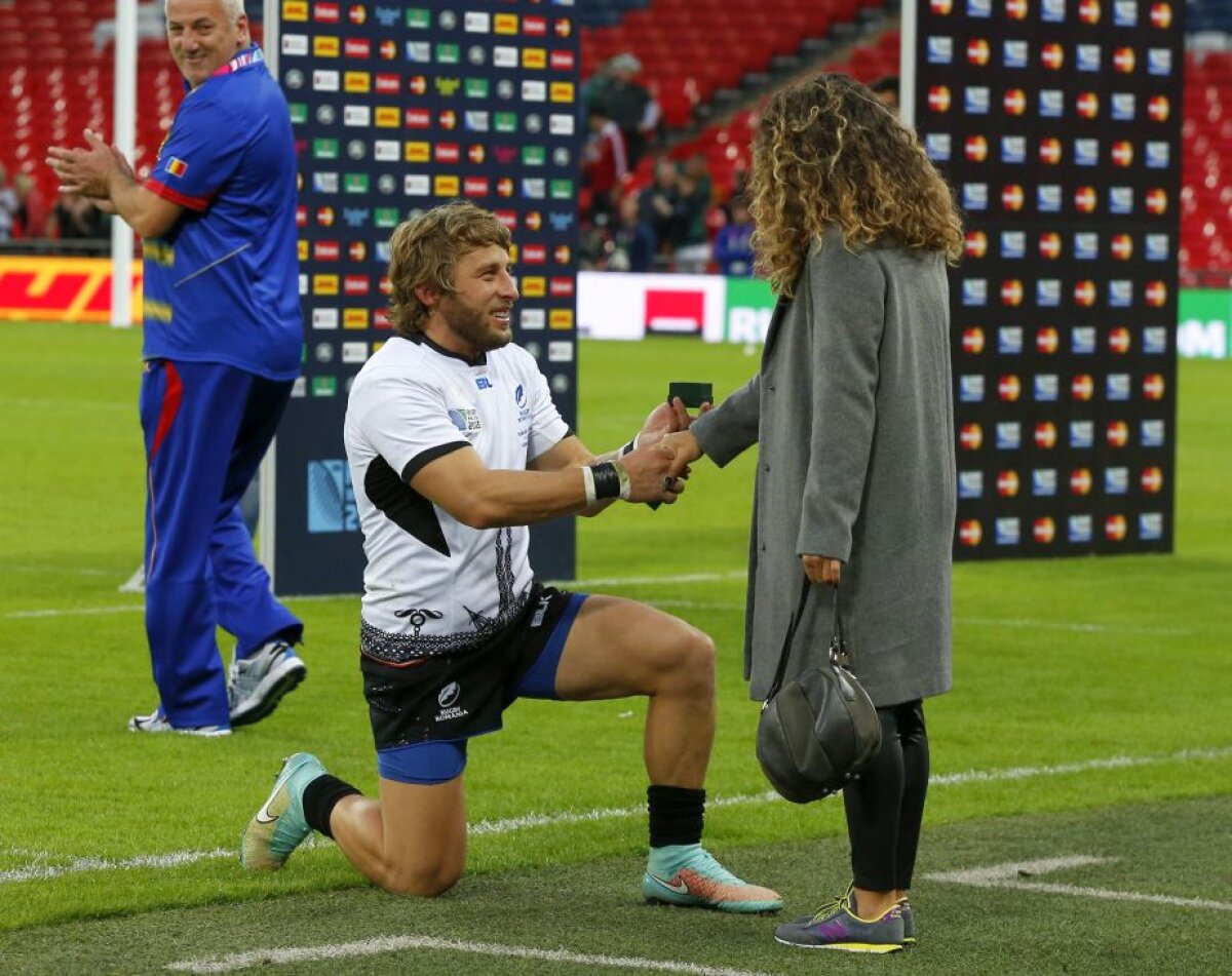 VIDEO + FOTO În genunchi pe Wembley: un jucător român de rugby și-a cerut iubita de soție la meciul cu Irlanda