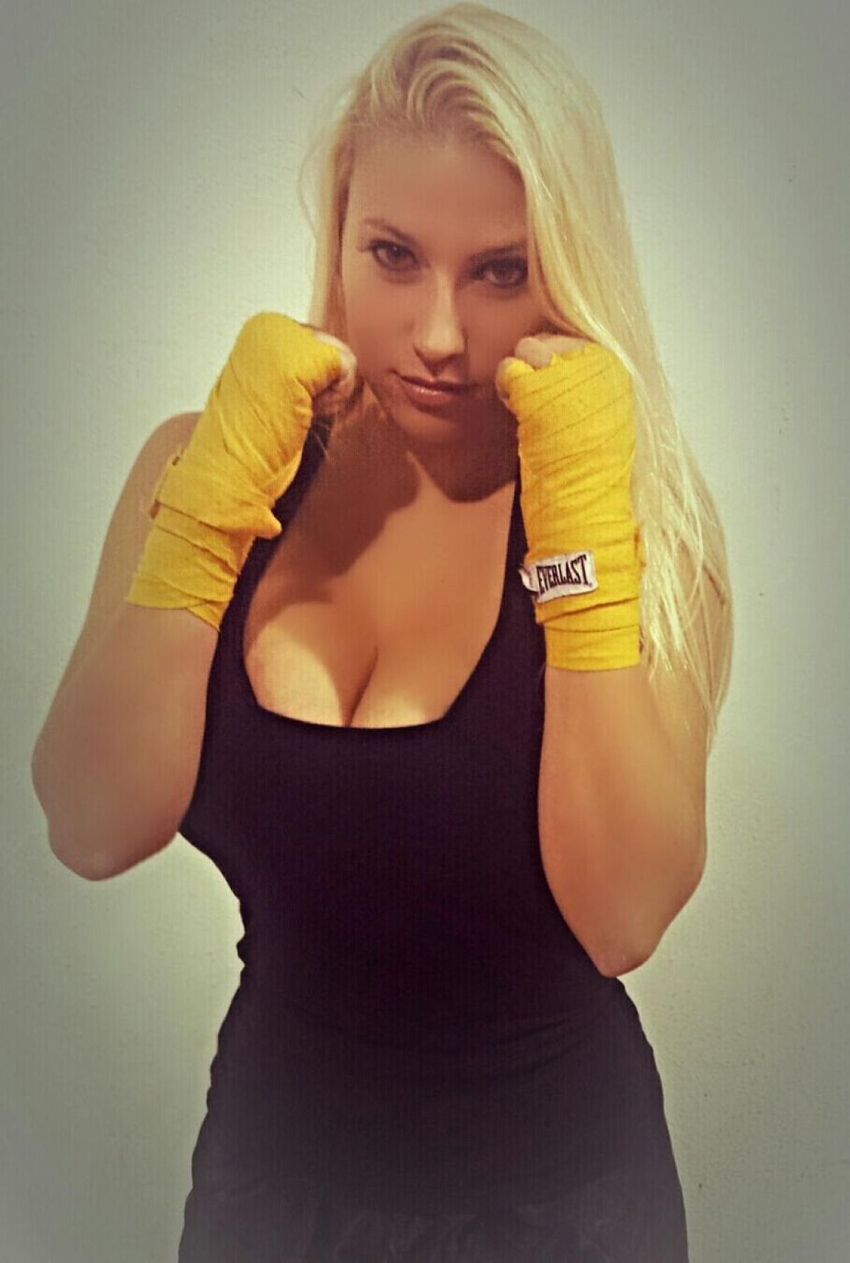 FOTO O luptătoare MMA a fost forțată să treacă la o categorie superioară din cauza mărimii sînilor. Sportiva arată demențial!