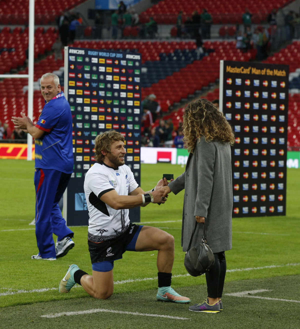 VIDEO+FOTO Corespondență din Londra » Florin Surugiu şi-a cerut prietena în căsătorie pe stadionul Wembley, după meciul cu Irlanda: "Yes, I do!"