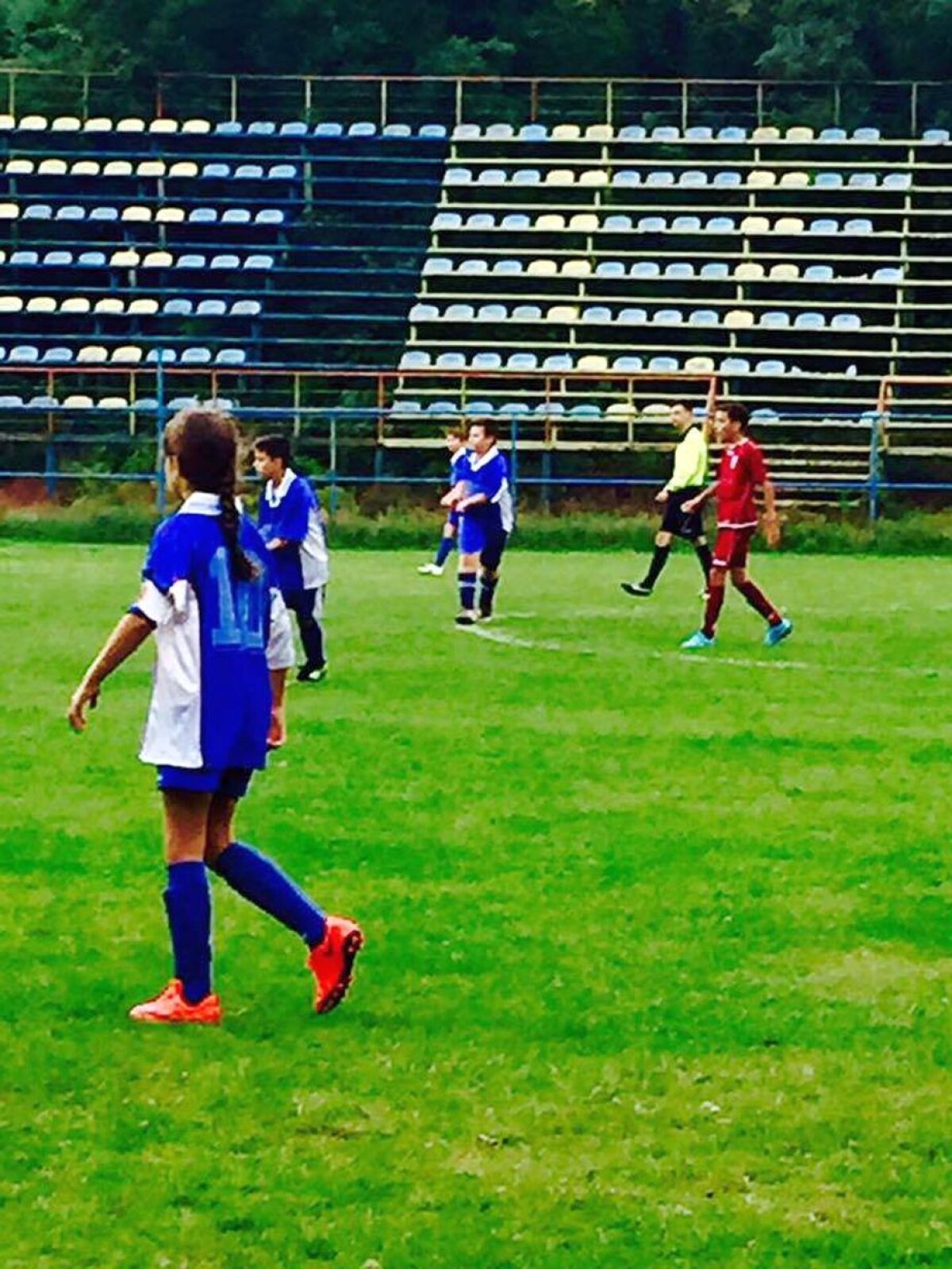 FOTO Românii reinventează fotbalul » O fată a fost căpitan şi a purtat numărul 10 într-un meci oficial de băieţi