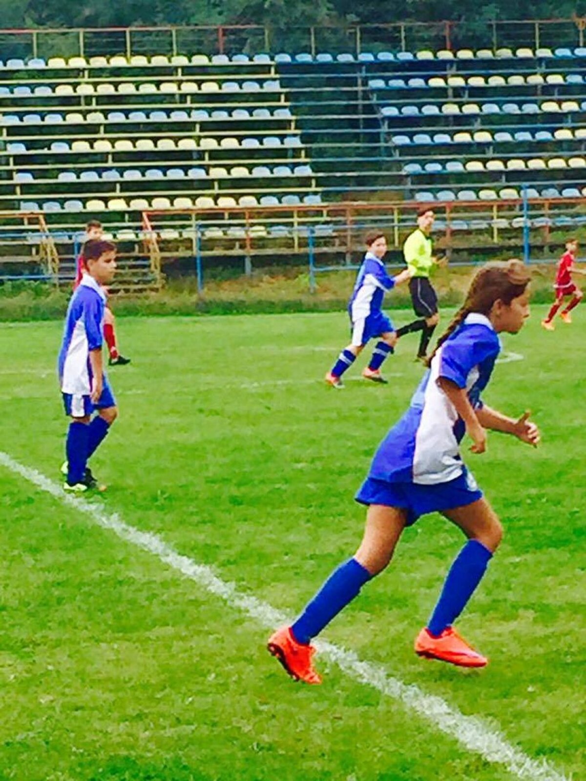 FOTO Românii reinventează fotbalul » O fată a fost căpitan şi a purtat numărul 10 într-un meci oficial de băieţi