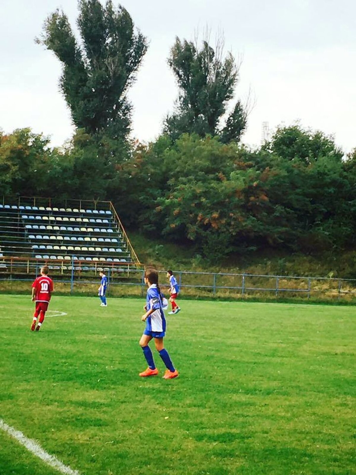 FOTO Românii reinventează fotbalul » O fată a fost căpitan şi a purtat numărul 10 într-un meci oficial de băieţi