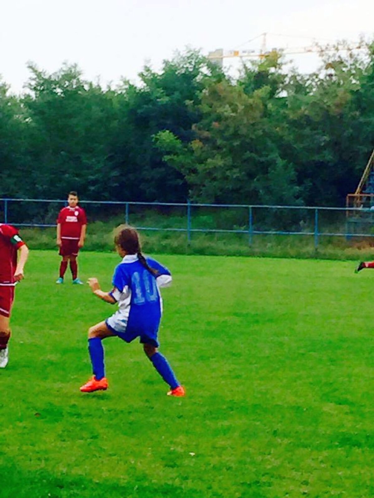 FOTO Românii reinventează fotbalul » O fată a fost căpitan şi a purtat numărul 10 într-un meci oficial de băieţi