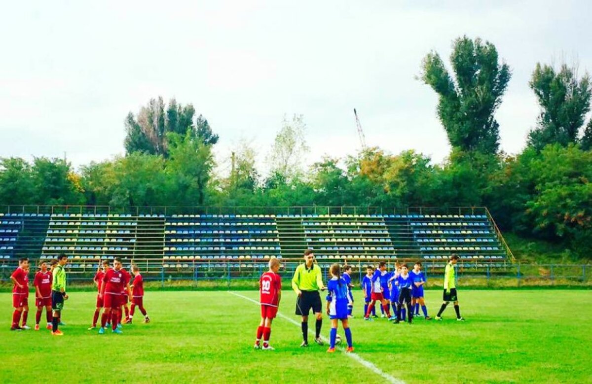 FOTO Românii reinventează fotbalul » O fată a fost căpitan şi a purtat numărul 10 într-un meci oficial de băieţi