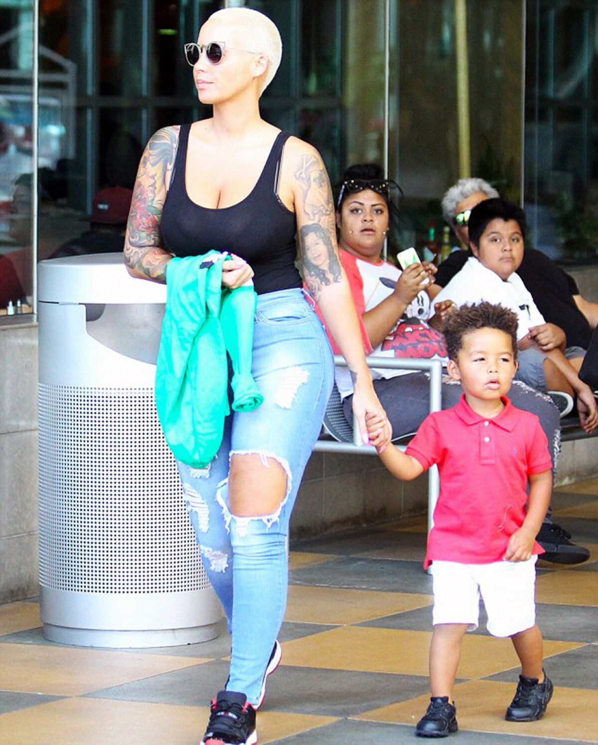 Amber Rose, așa cum rar ți-e dat să o vezi! Uite cum îi stă în ipostaza de mămică