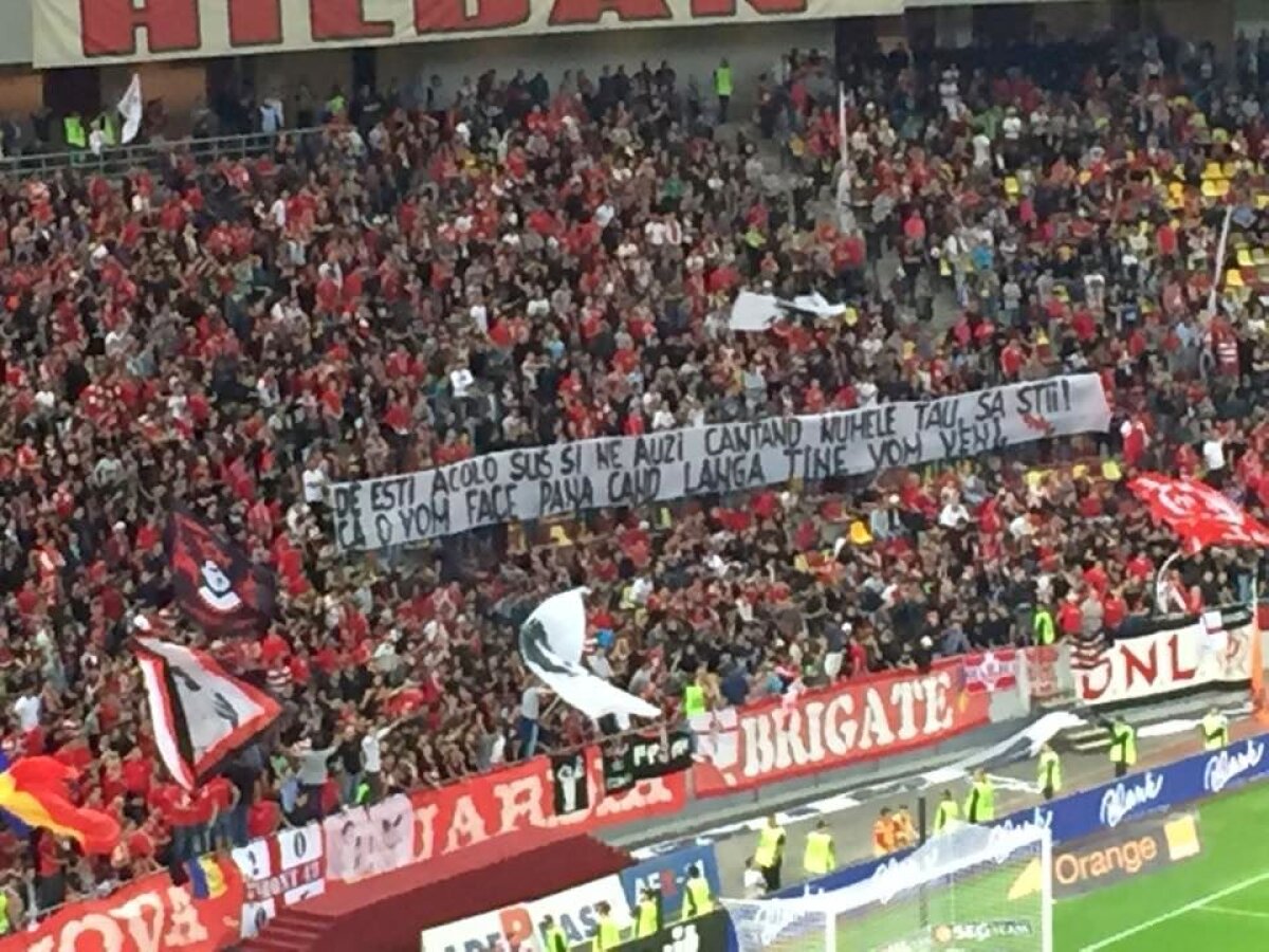 VIDEO+FOTO Atmosferă incendiară creată de suporterii lui Dinamo în memoria lui Hîldan: un inel de "foc" a înconjurat arena