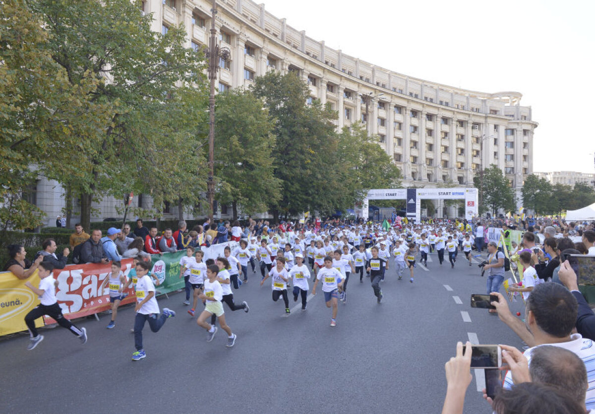 FOTO Copiii sînt la putere! Ieri dimineaţă, sute de copii i-au convins pe părinţi să-i înscrie la cursa lor, dedicată celor cu vîrste cuprinse între 5 şi 12 ani