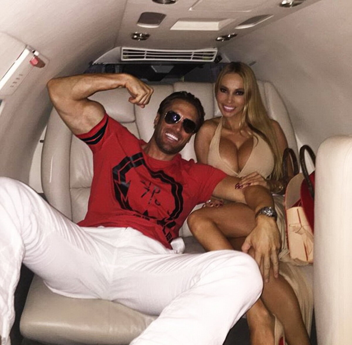 FOTO Imagini super-hot cu soţia unui multi-miliardar: "Este mai tare decît Pamela Anderson!"