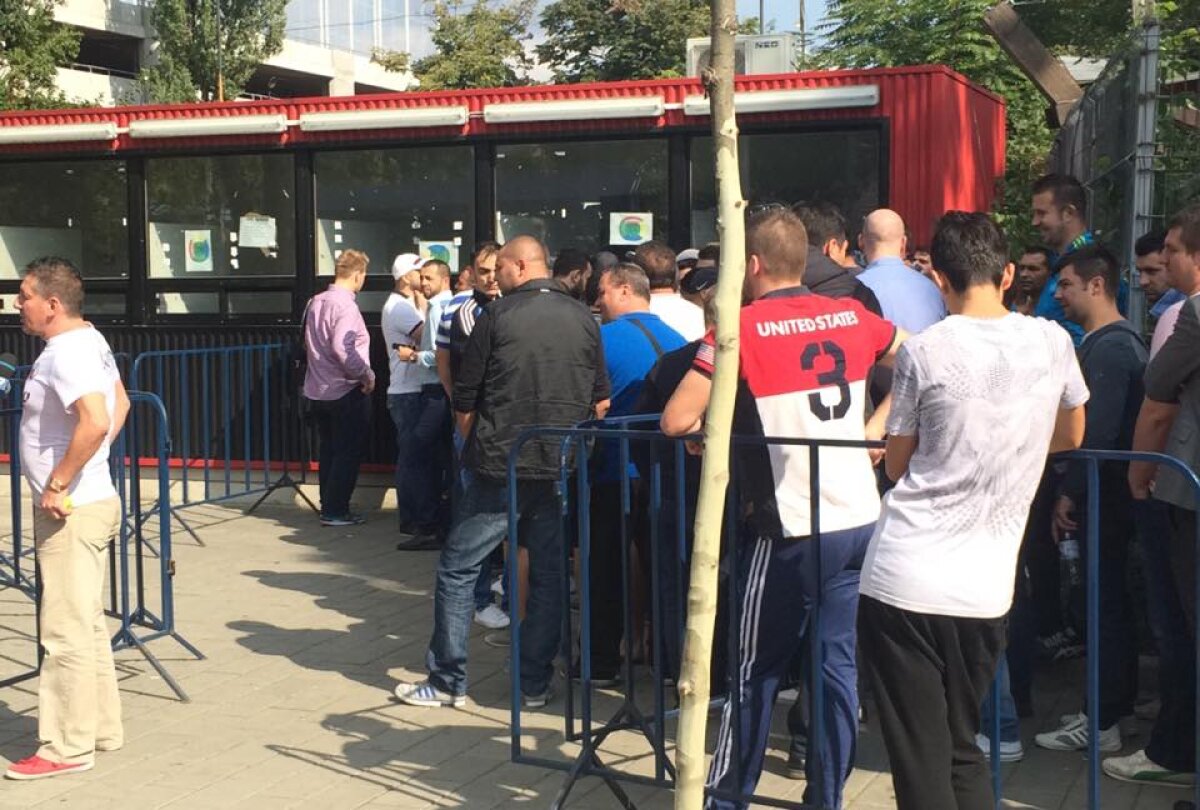 FOTO UPDATE Cozi de zeci de metri la Arena Națională! Oamenii sînt nemulțumiți că au rămas fără tichete » Record de bilete vîndute în trei ore!