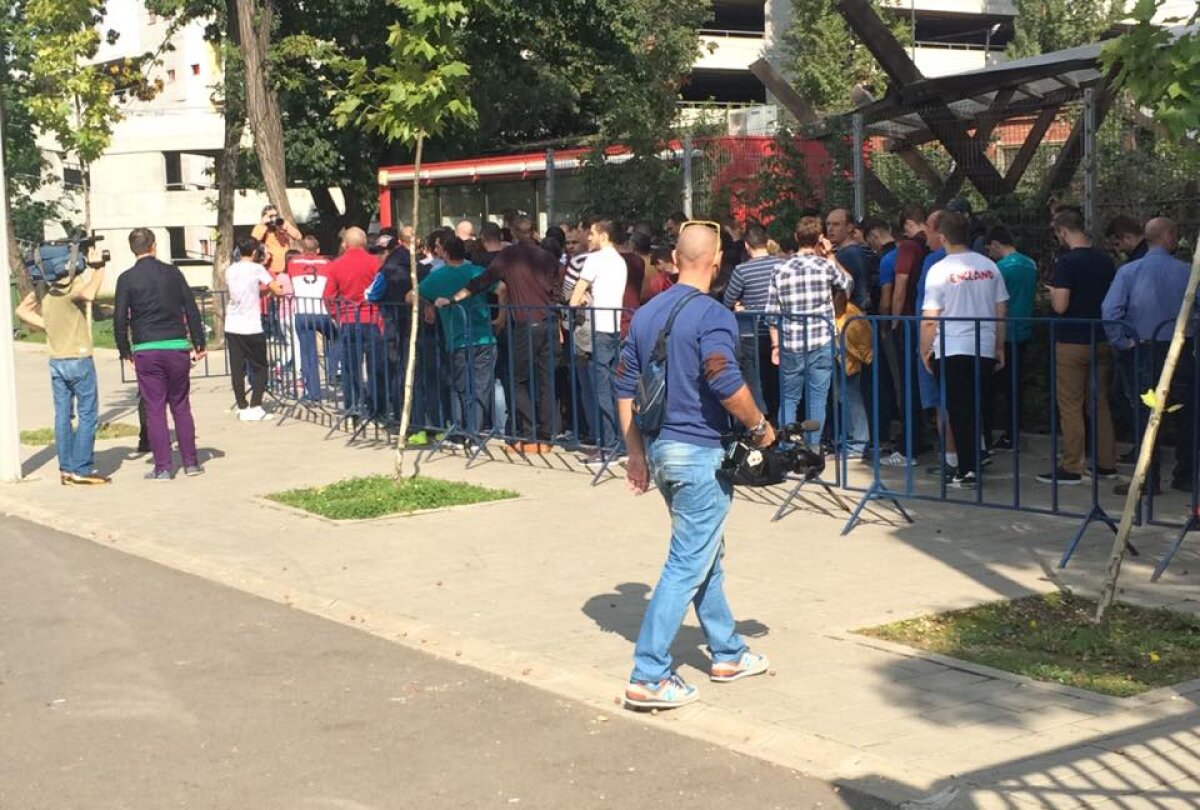 FOTO UPDATE Cozi de zeci de metri la Arena Națională! Oamenii sînt nemulțumiți că au rămas fără tichete » Record de bilete vîndute în trei ore!