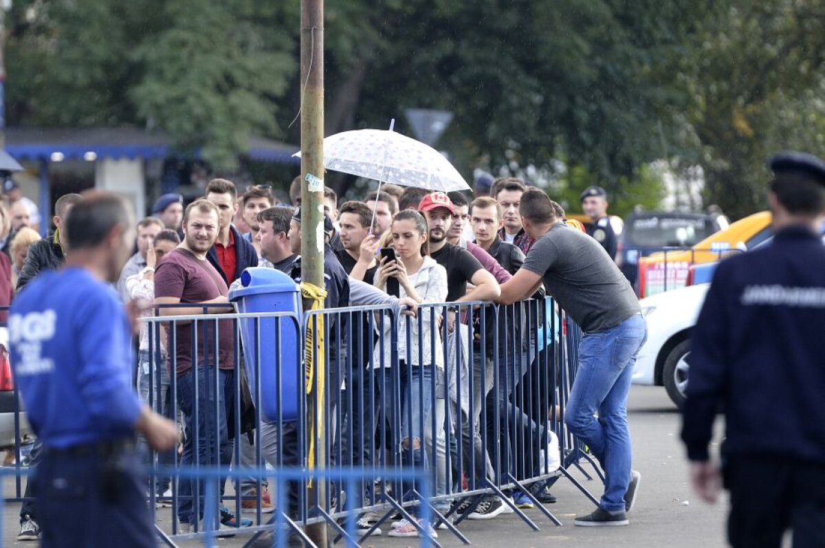 FOTO UPDATE Cozi de zeci de metri la Arena Națională! Oamenii sînt nemulțumiți că au rămas fără tichete » Record de bilete vîndute în trei ore!