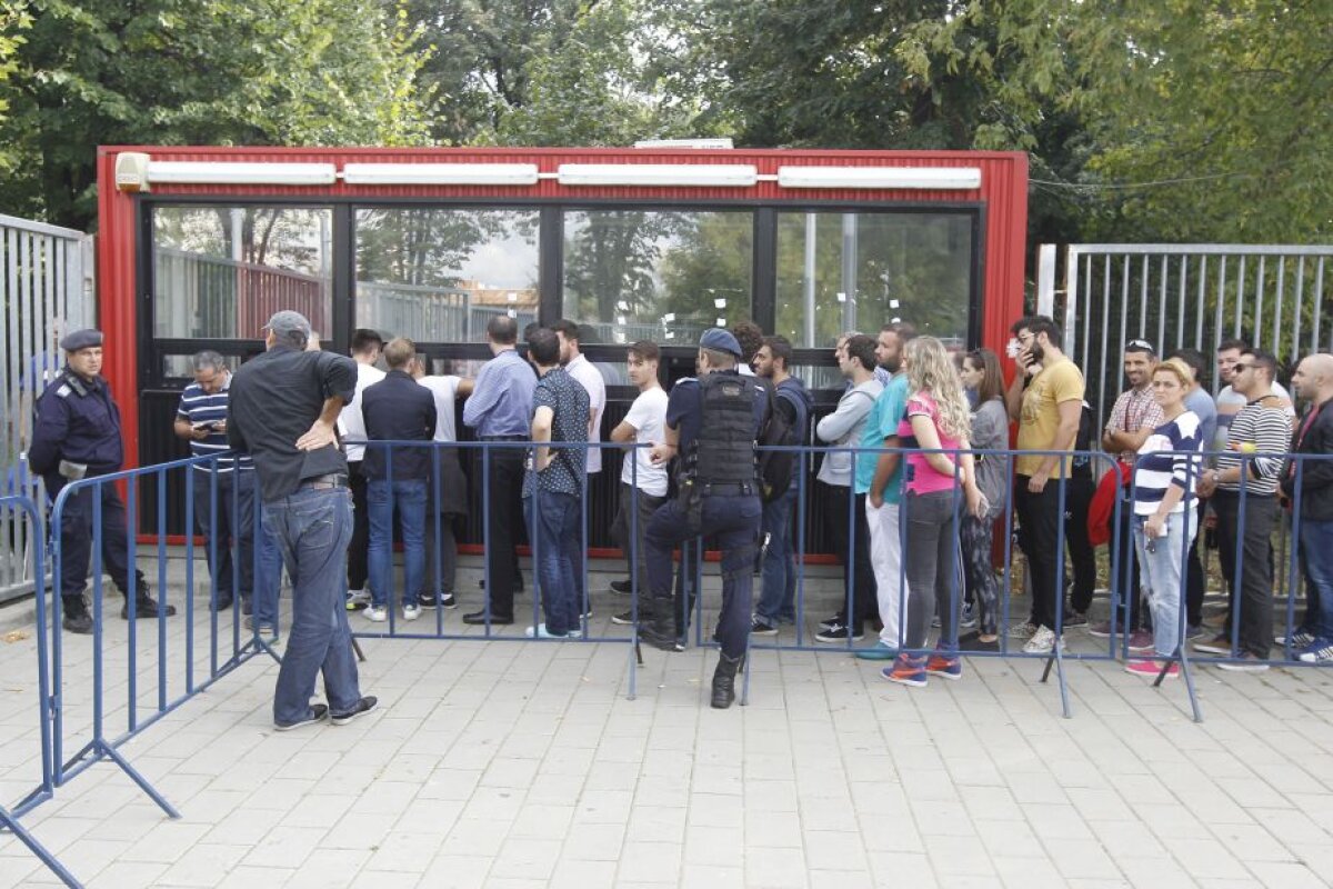 FOTO UPDATE Cozi de zeci de metri la Arena Națională! Oamenii sînt nemulțumiți că au rămas fără tichete » Record de bilete vîndute în trei ore!