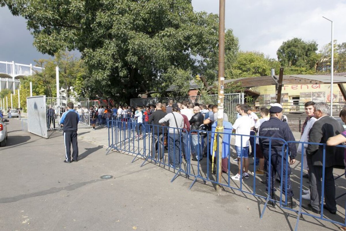 FOTO UPDATE Cozi de zeci de metri la Arena Națională! Oamenii sînt nemulțumiți că au rămas fără tichete » Record de bilete vîndute în trei ore!