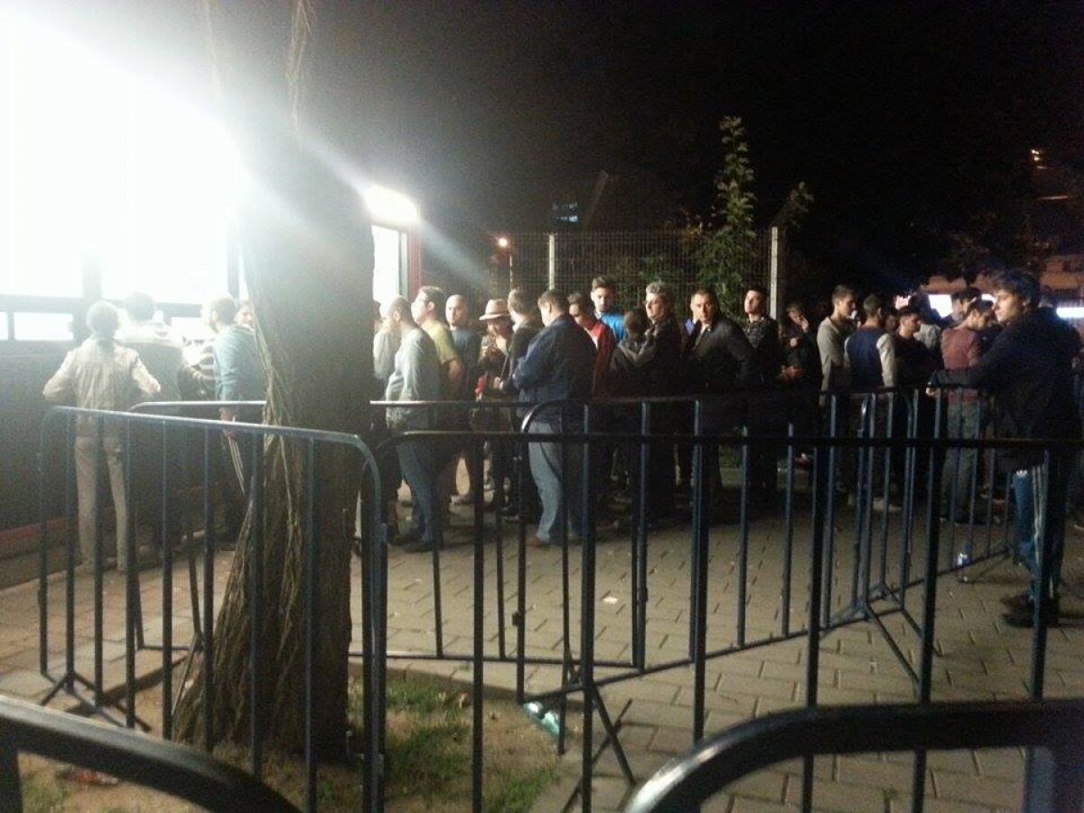 VIDEO + FOTO Cozi la casele de bilete și după ora 23:00 » Suporterii vor cu orice preț un bilet la meciul României cu Finlanda