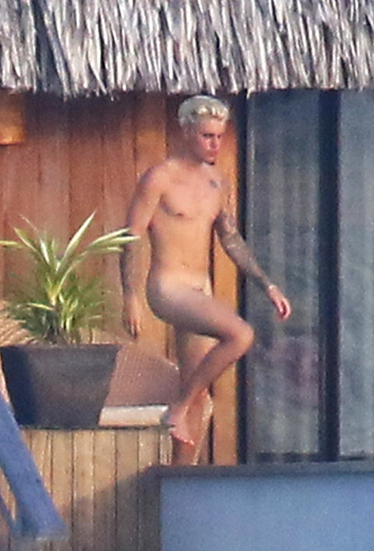 FOTO » Justin Bieber nu are limite! A fost surprins gol-goluţ