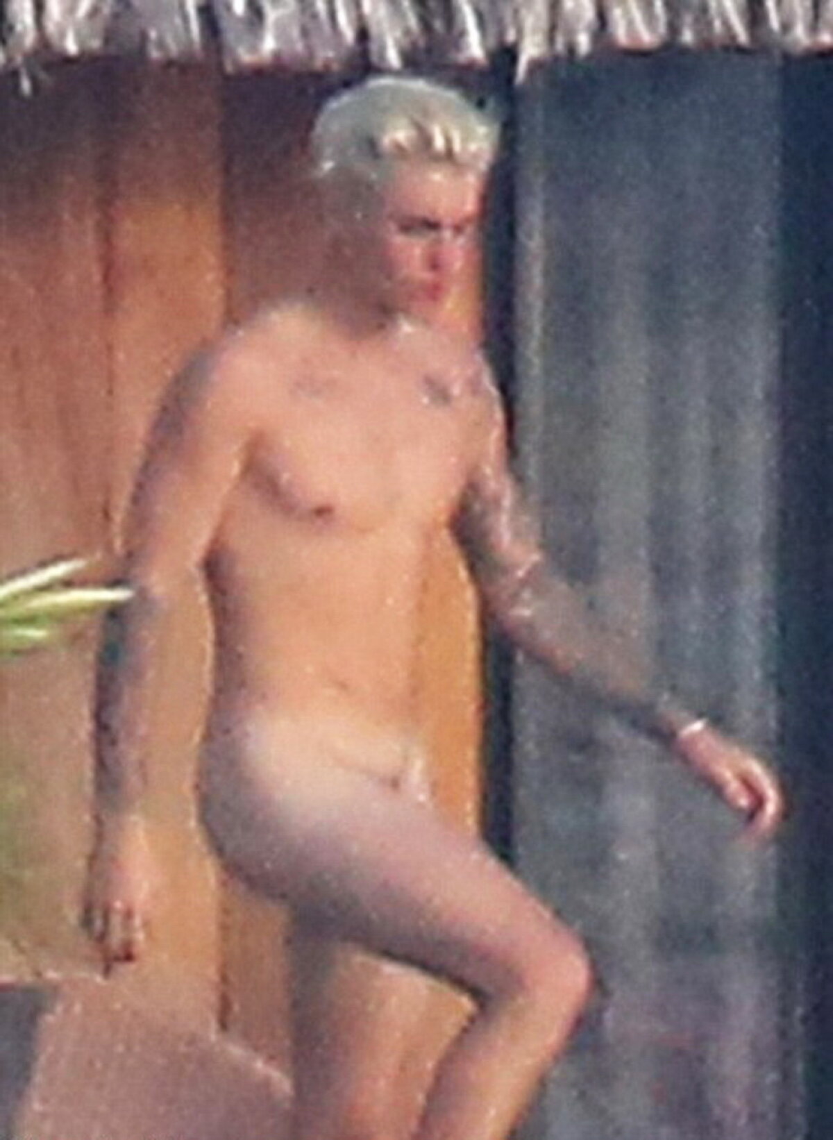 FOTO » Justin Bieber nu are limite! A fost surprins gol-goluţ
