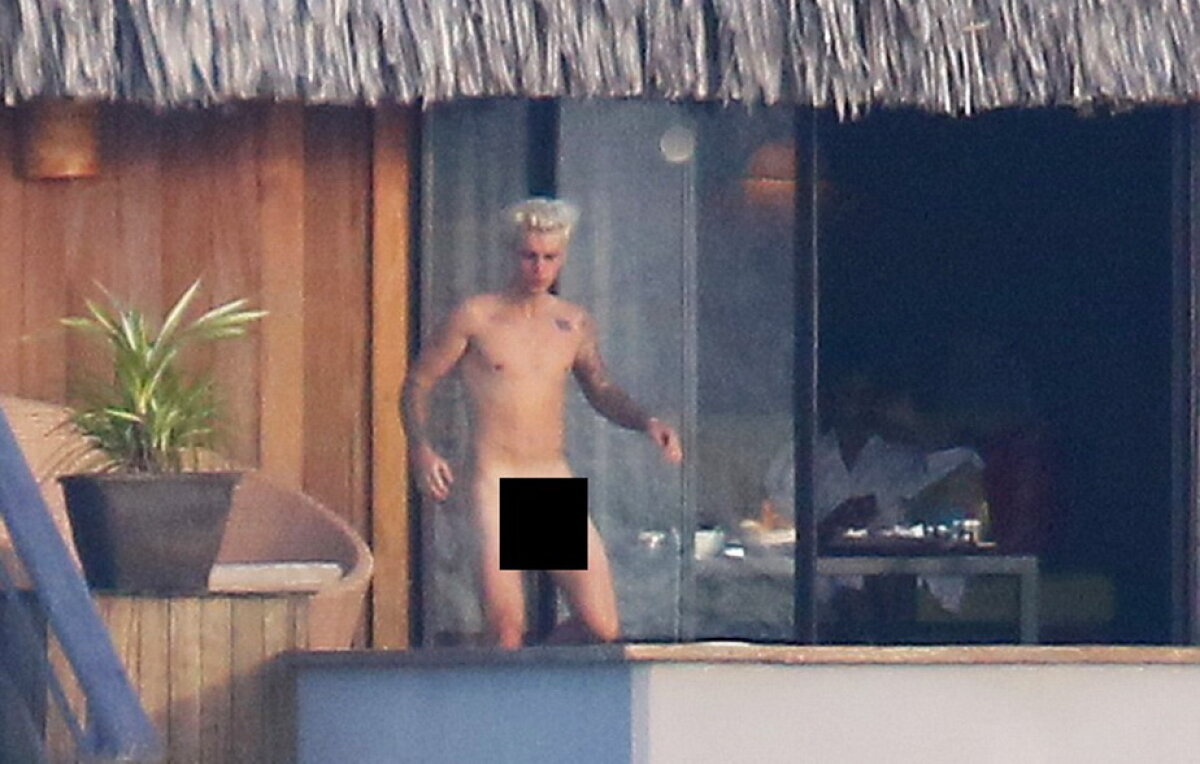FOTO » Justin Bieber nu are limite! A fost surprins gol-goluţ