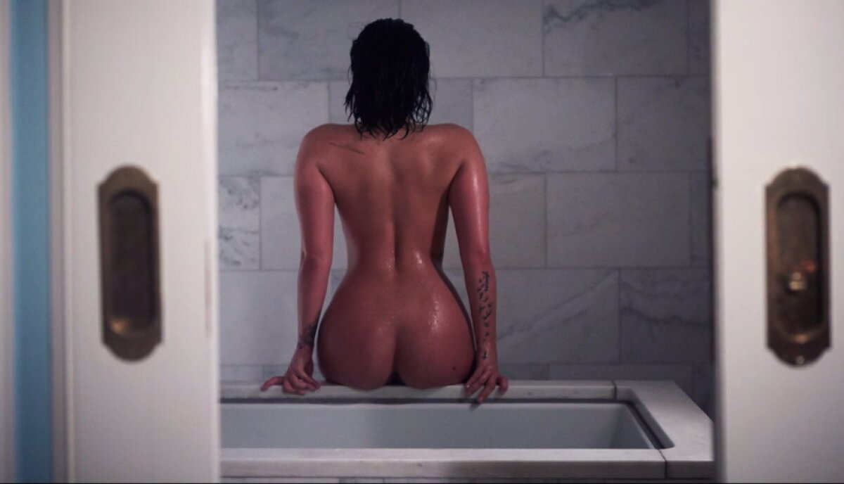 FOTO » Demi Lovato, aşa cum nu ai văzut-o niciodată! Nemachiată şi dezbrăcată complet