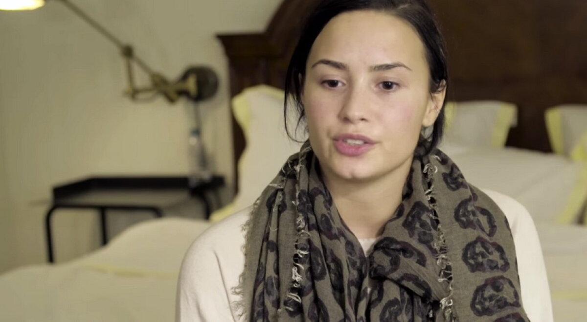 FOTO » Demi Lovato, aşa cum nu ai văzut-o niciodată! Nemachiată şi dezbrăcată complet