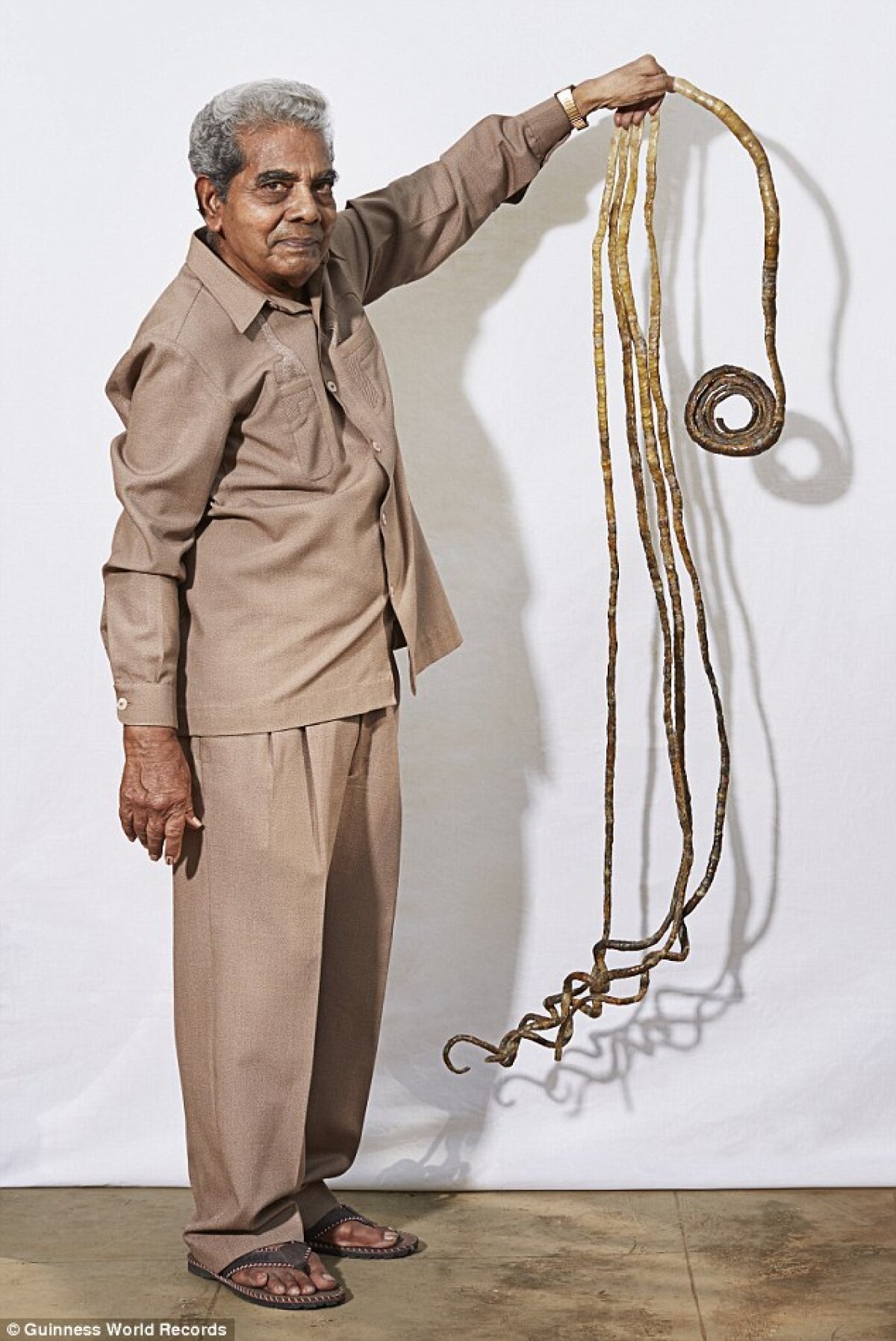 VIDEO + FOTO Un indian a stabilit un nou record mondial: nu și-a mai tăiat unghiile din 1952! Cum arată unghiile de 909 centrimetri