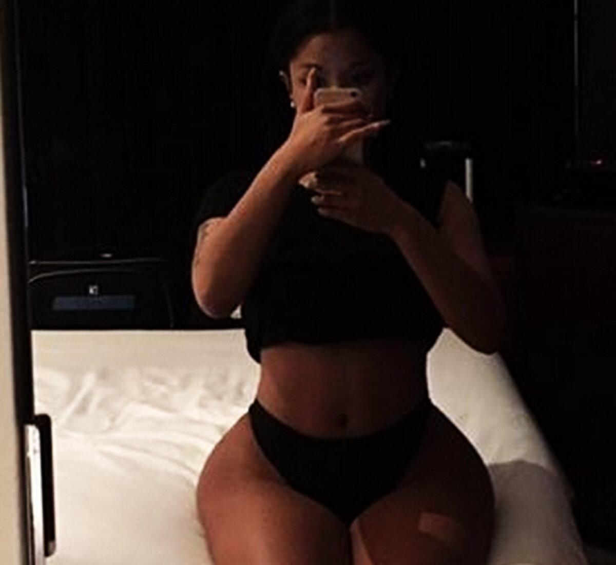 FOTO » Selfie-uri de infarct! Te vor trece fiorii cînd o vei vedea pe Nicki Minaj