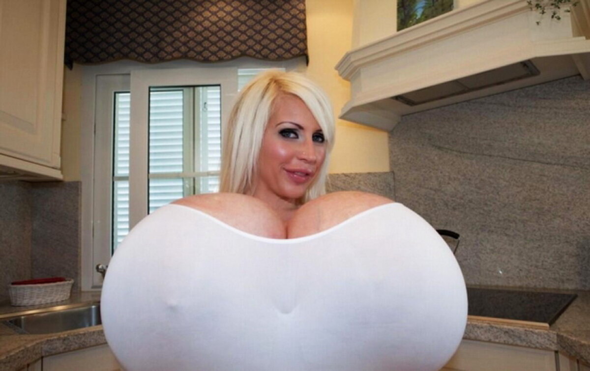 GALERIE FOTO » O să crezi că este trucaj, dar sînii ei cîntăresc 19 kg! Uite cum arată dezbrăcată