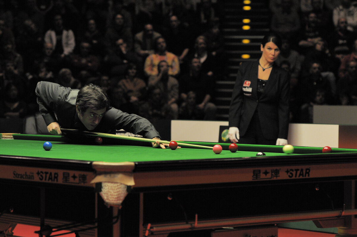  EXCLUSIV Cea mai cunoscută femeie arbitru din snooker-ul profesionist vine la Bucureşti pentru demonstrativul O'Sullivan - Bingham!