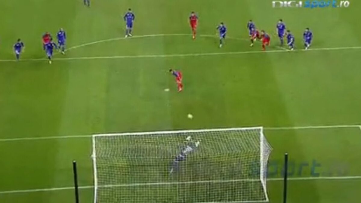 FOTO Asemănări incredibile la cele două penalty-uri ratate de Stanciu! Găsiți 5 diferențe!  :) 