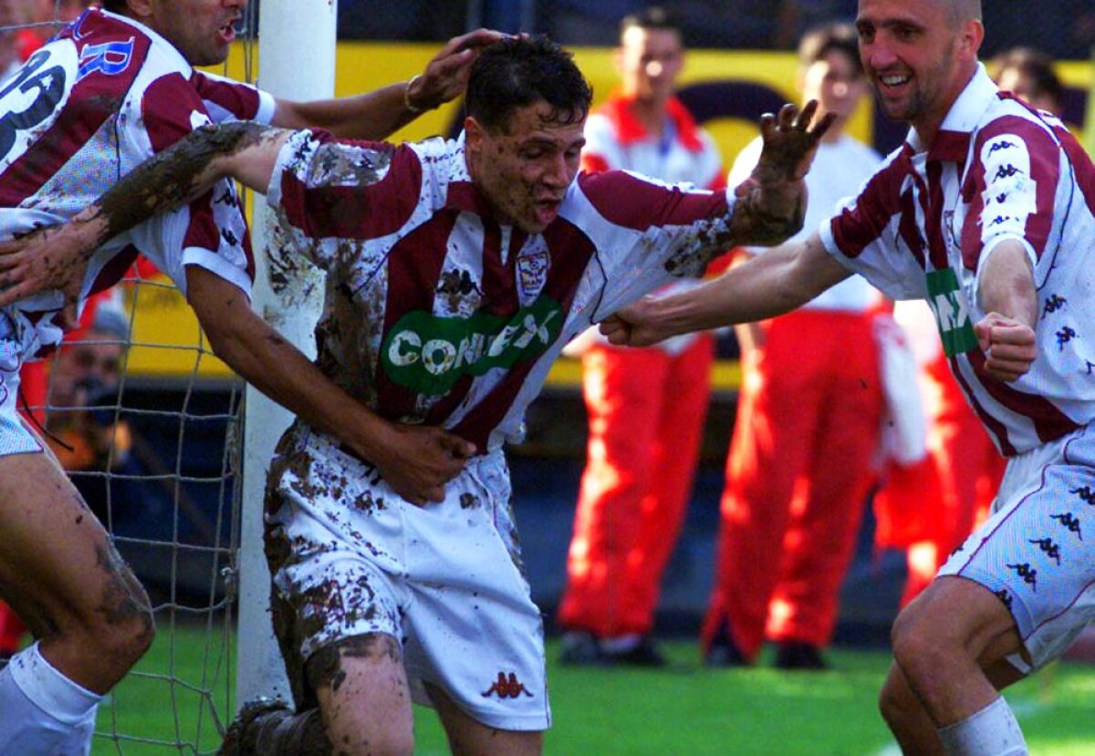 GALERIE FOTO » Chiar am uitat cu toții? 10 poze care arată relația strînsă dintre fotbalul românesc și mocirlă