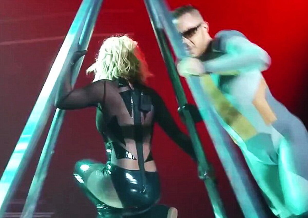 Britney Spears s-a făcut de rîs pe scenă, după ce costumul i s-a rupt în partea dorsală