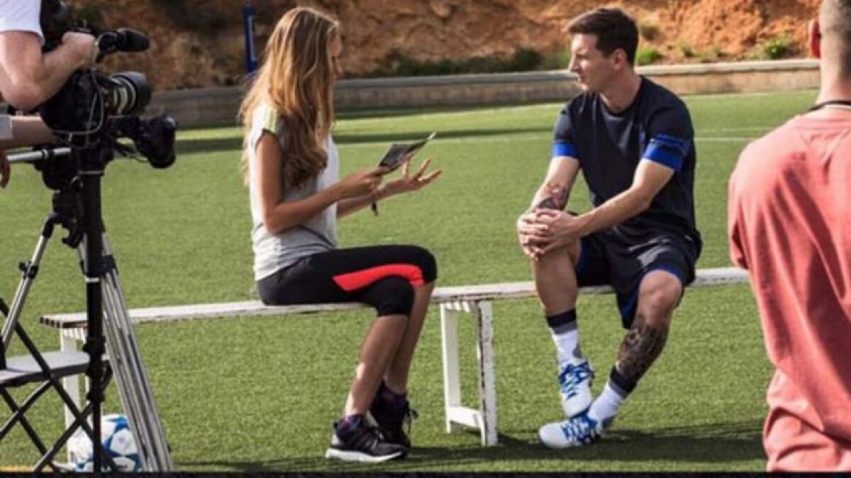 FOTO Lionel Messi a fost luat la întrebări de o actriță sexy: ”Care e secretul succesului în fotbal?”