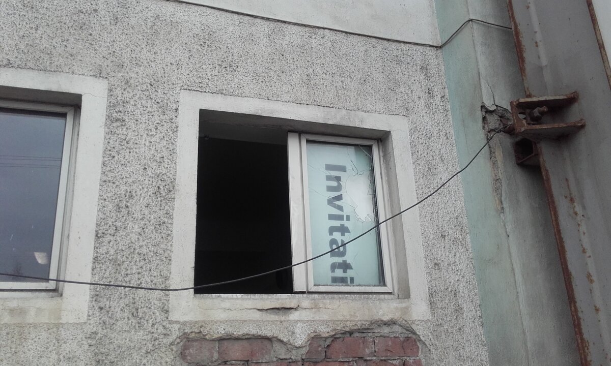 GALERIE FOTO Probleme la FC Brașov » Hoții le-au spart vestiarul în timpul unui meci