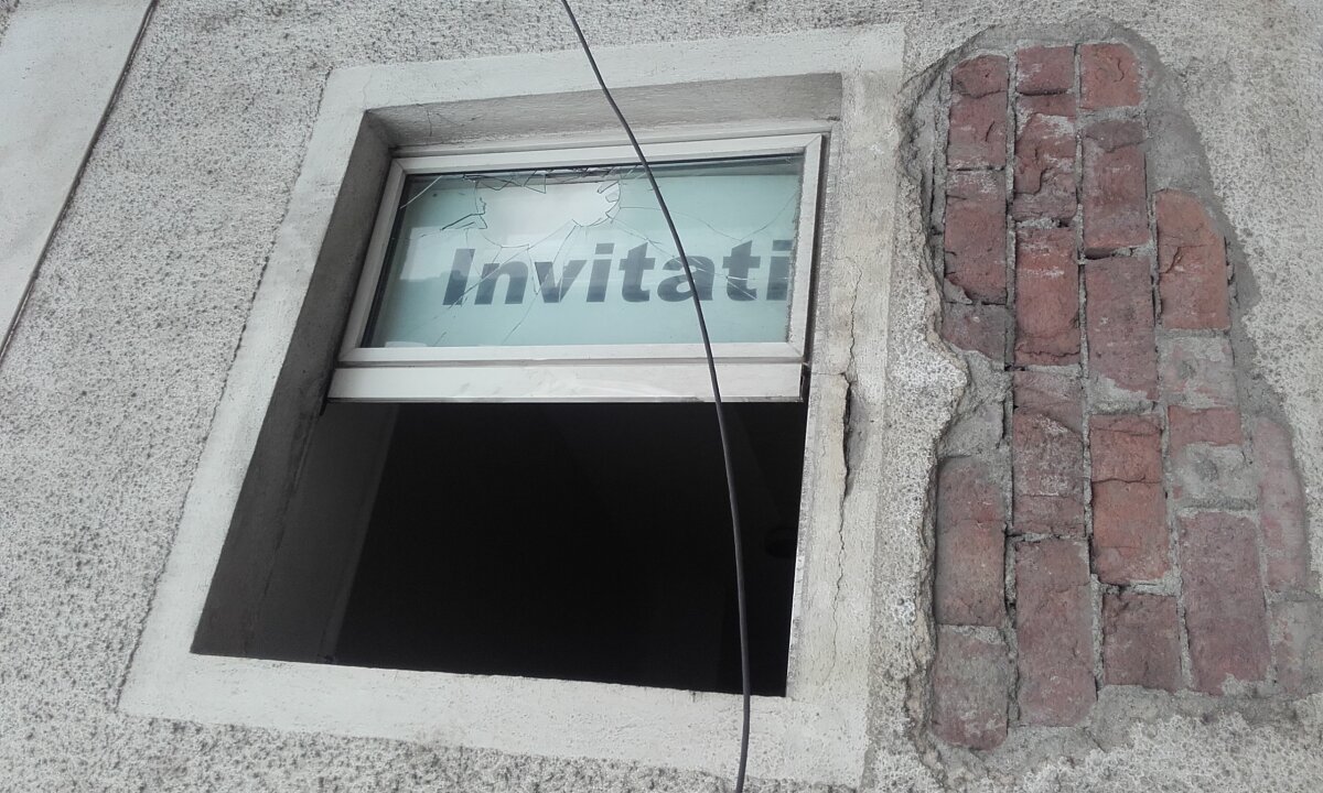 GALERIE FOTO Probleme la FC Brașov » Hoții le-au spart vestiarul în timpul unui meci