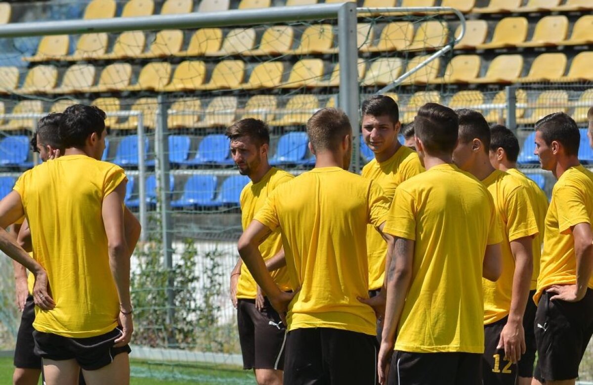 GALERIE FOTO Probleme la FC Brașov » Hoții le-au spart vestiarul în timpul unui meci