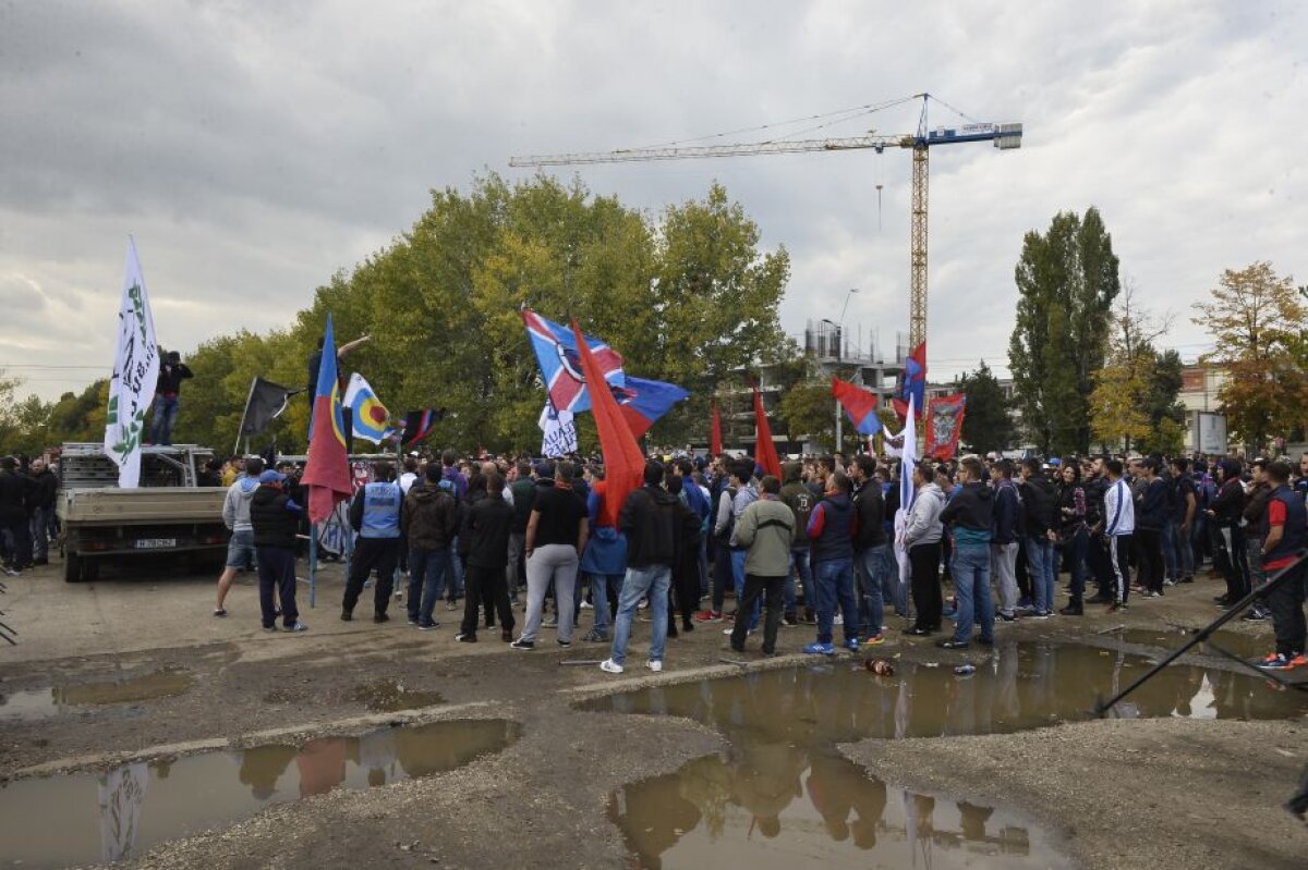 500 de oameni au protestat în Ghencea: "Am luat o decizie radicală! Nu mai mergem la nimic" » Becali îi ia în răs la TV: "Dacă au macara, pot lua Steaua"