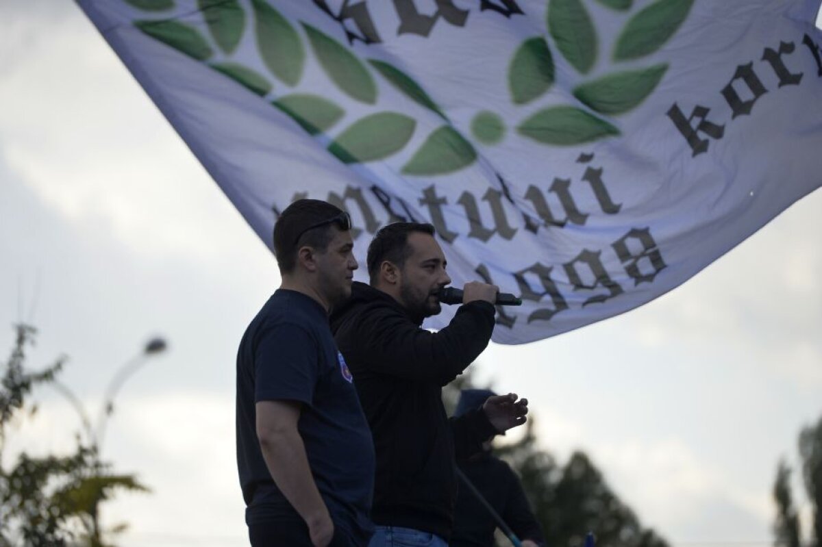 500 de oameni au protestat în Ghencea: "Am luat o decizie radicală! Nu mai mergem la nimic" » Becali îi ia în răs la TV: "Dacă au macara, pot lua Steaua"