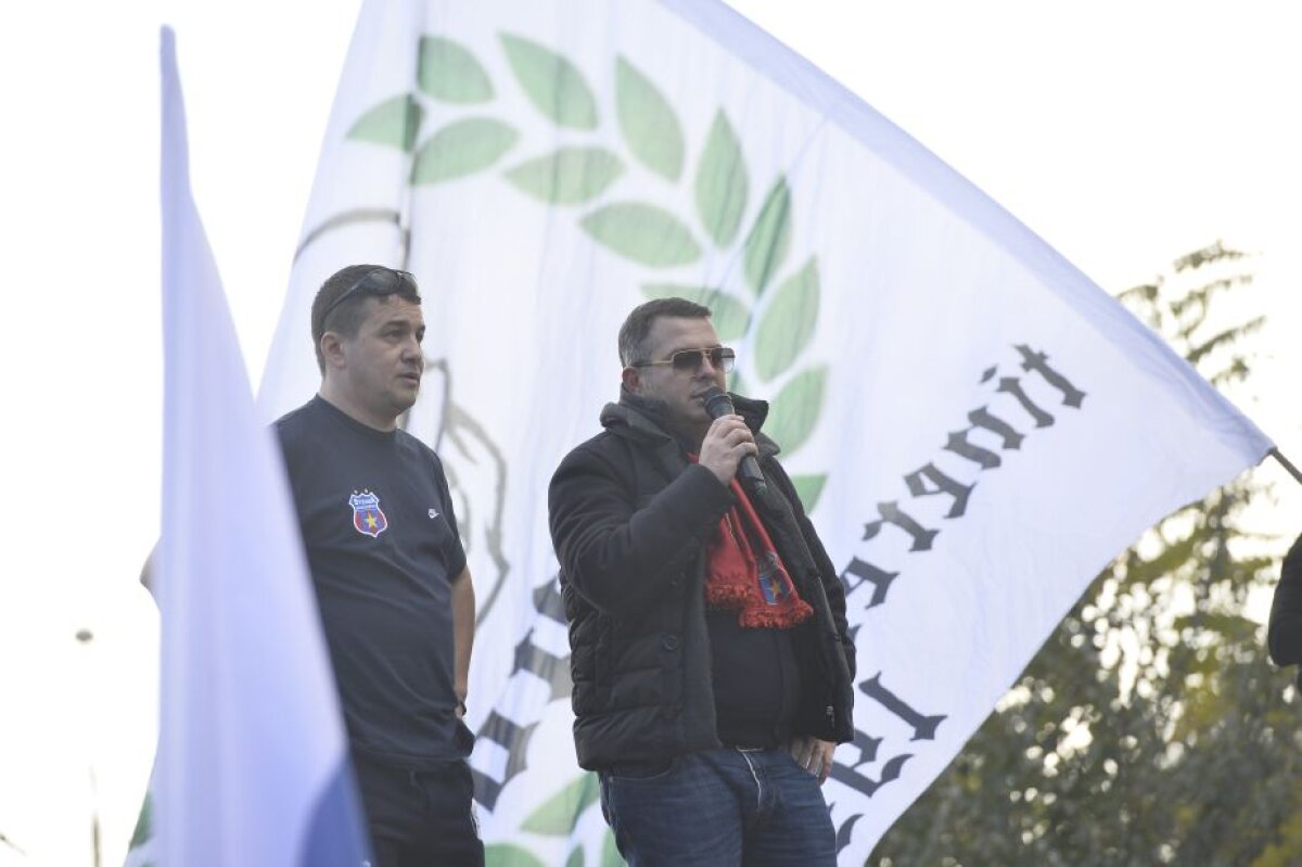 500 de oameni au protestat în Ghencea: "Am luat o decizie radicală! Nu mai mergem la nimic" » Becali îi ia în răs la TV: "Dacă au macara, pot lua Steaua"