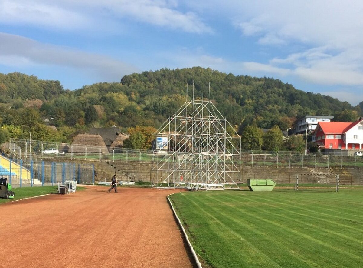 FOTO Se joacă în nocturnă » Imagini de la Baia Mare cu 5 zile înainte de meciul cu Steaua! Lucrările sînt în toi