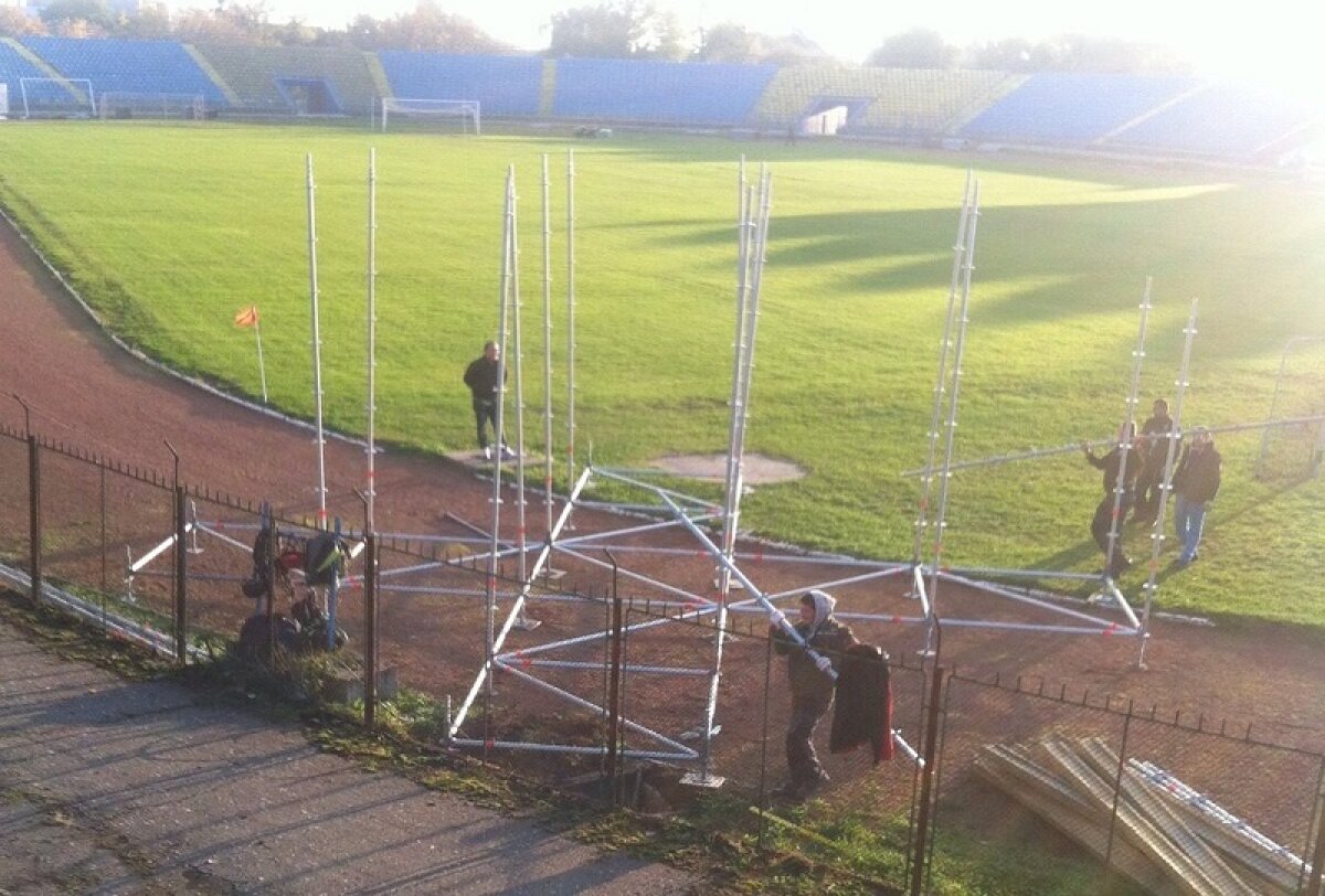 FOTO Se joacă în nocturnă » Imagini de la Baia Mare cu 5 zile înainte de meciul cu Steaua! Lucrările sînt în toi